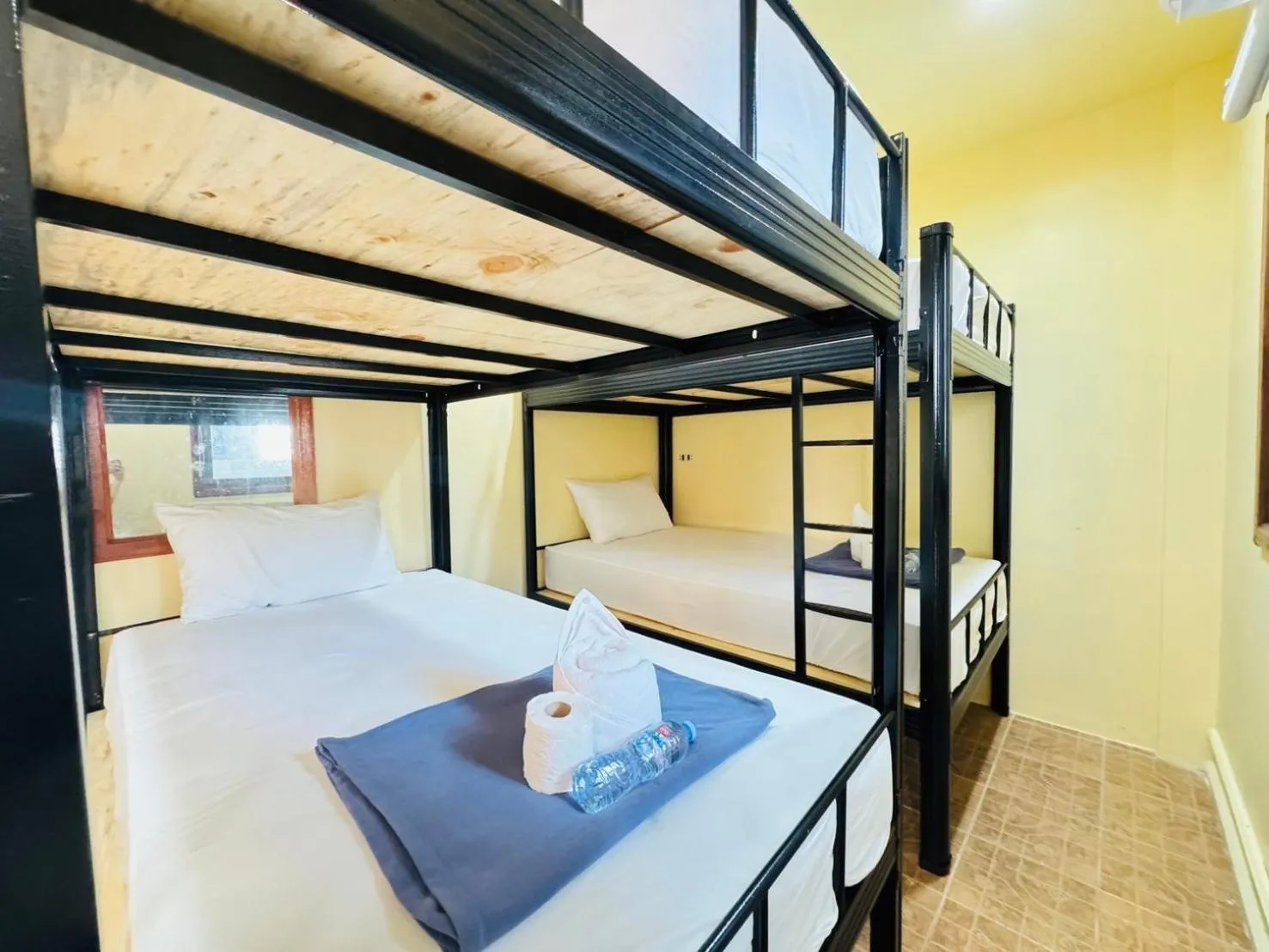 Photo of the whole room, Bed in U're Holitel