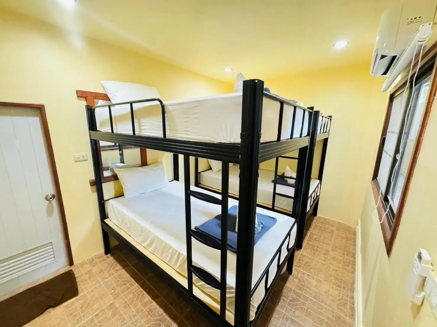 Bed in 4-Bed Mixed Dormitory Room in U're Holitel Bed in 4-Bed Mixed Dormitory Room in U're Holitel