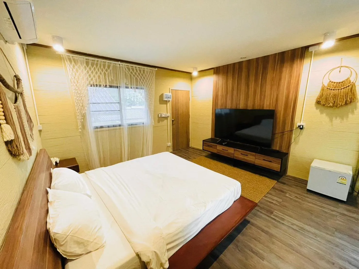 Photo of the whole room, Bed in U're Holitel