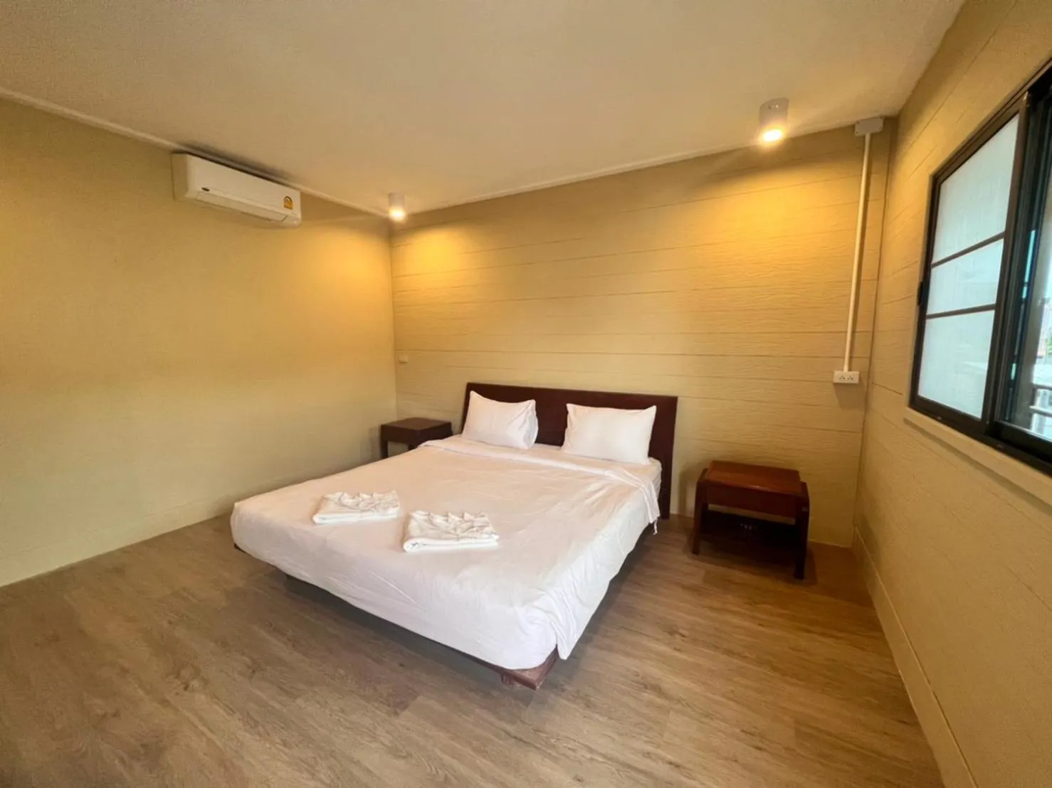 Photo of the whole room, Bed in U're Holitel