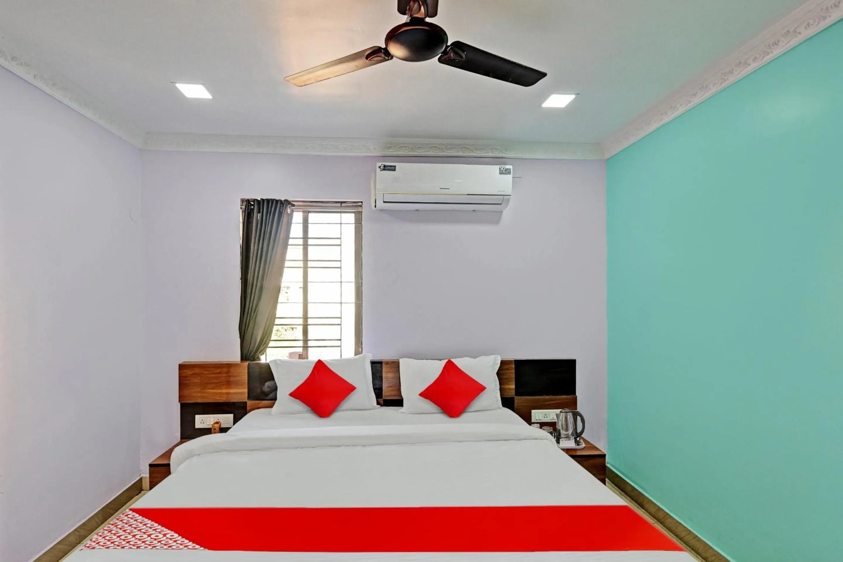 Bathroom in Hotel O Hi5 Days Inn Premium