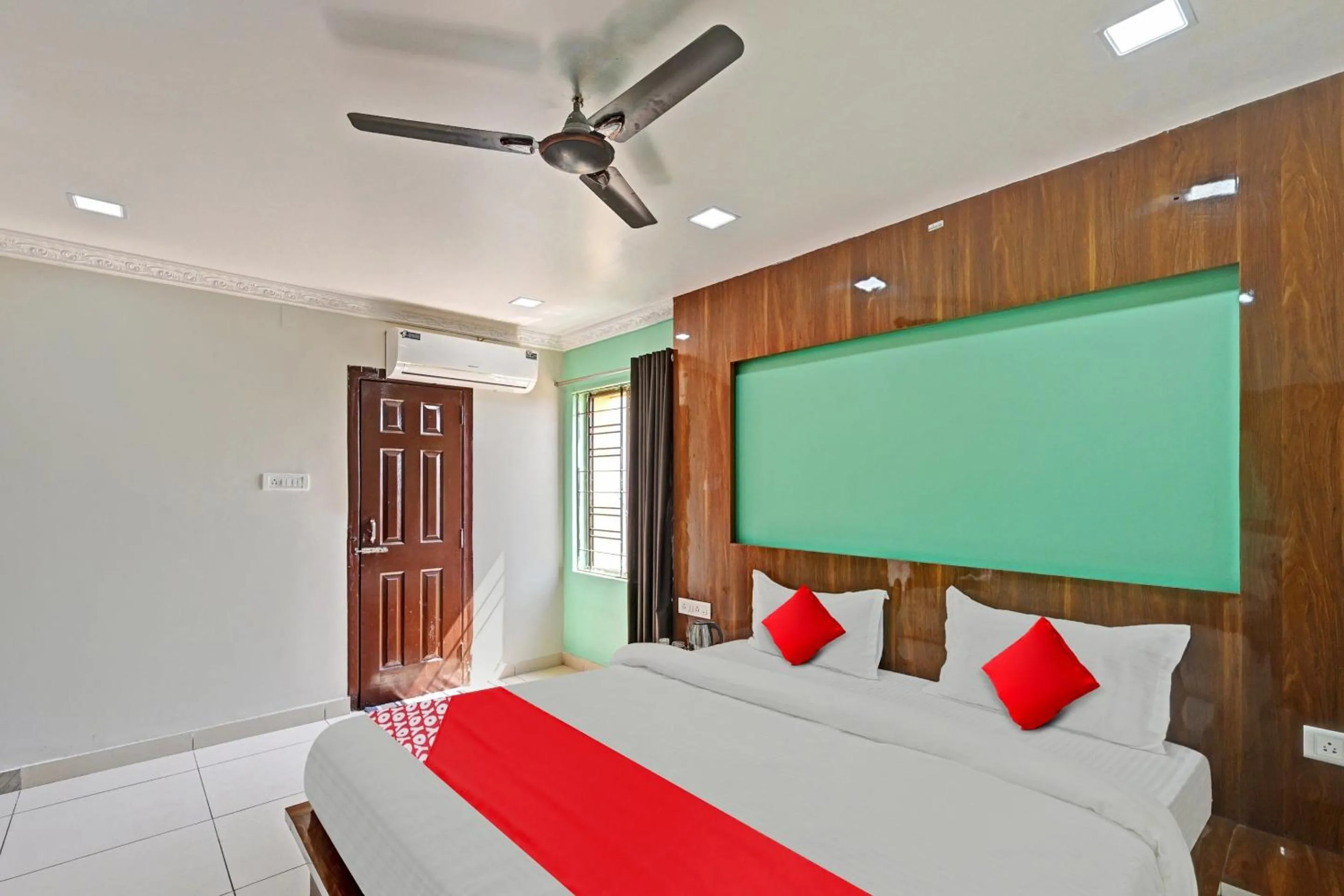 Bathroom in Hotel O Hi5 Days Inn Premium