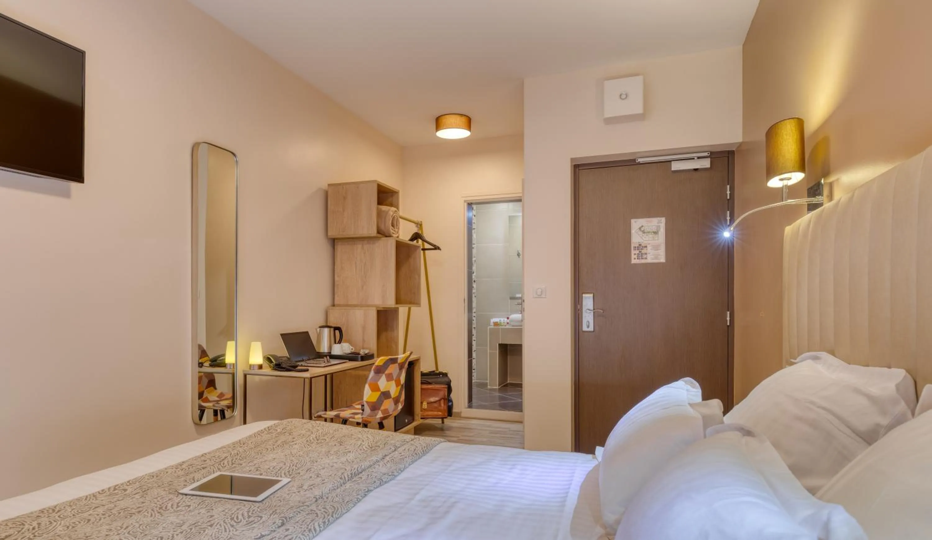 Photo of the whole room, Bed in Hôtel L'Orée des plages