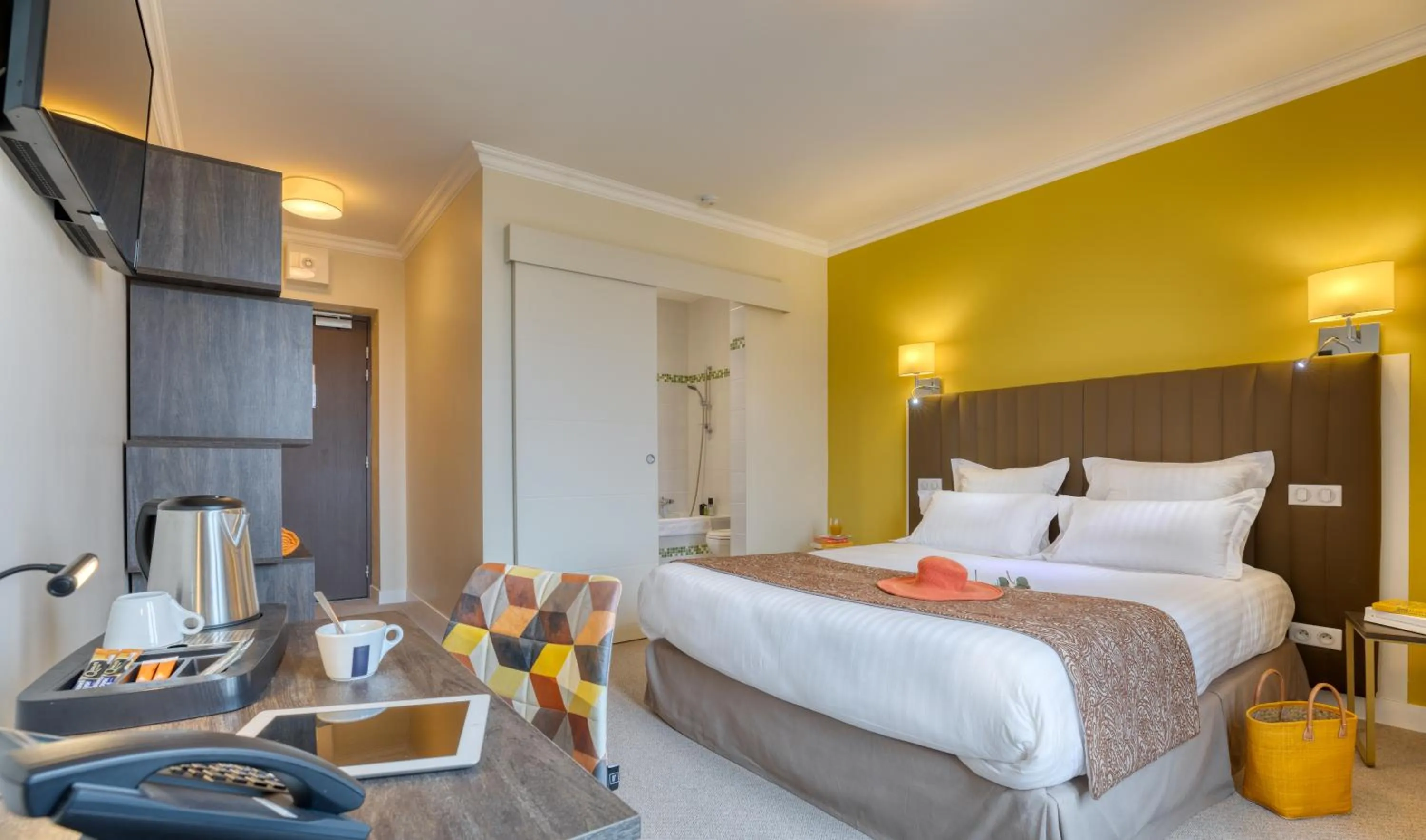 Photo of the whole room, Bed in Hôtel L'Orée des plages