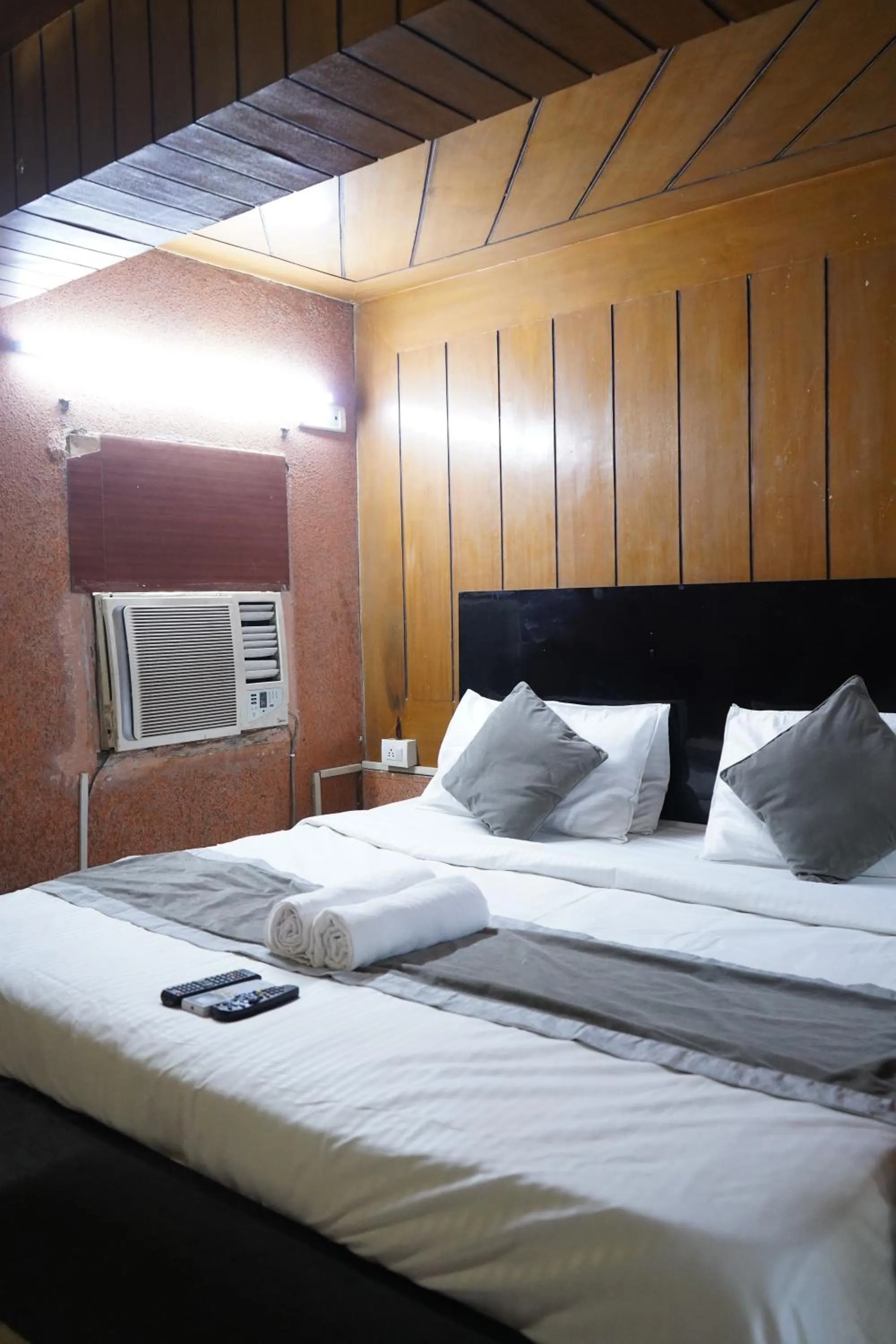 Bed in Hotel Quadis - Noida sec 15