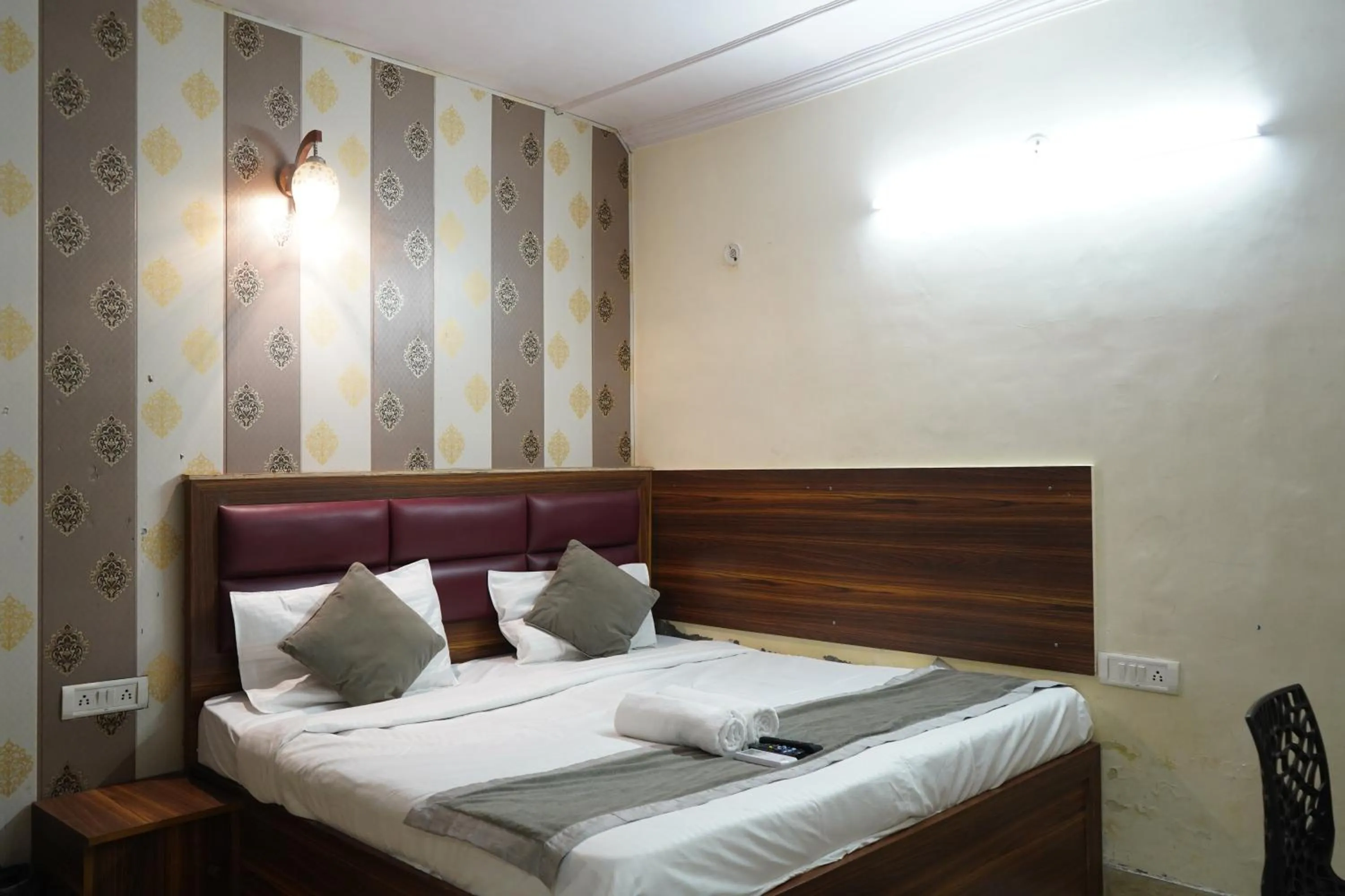 Bed in Hotel Quadis - Noida sec 15