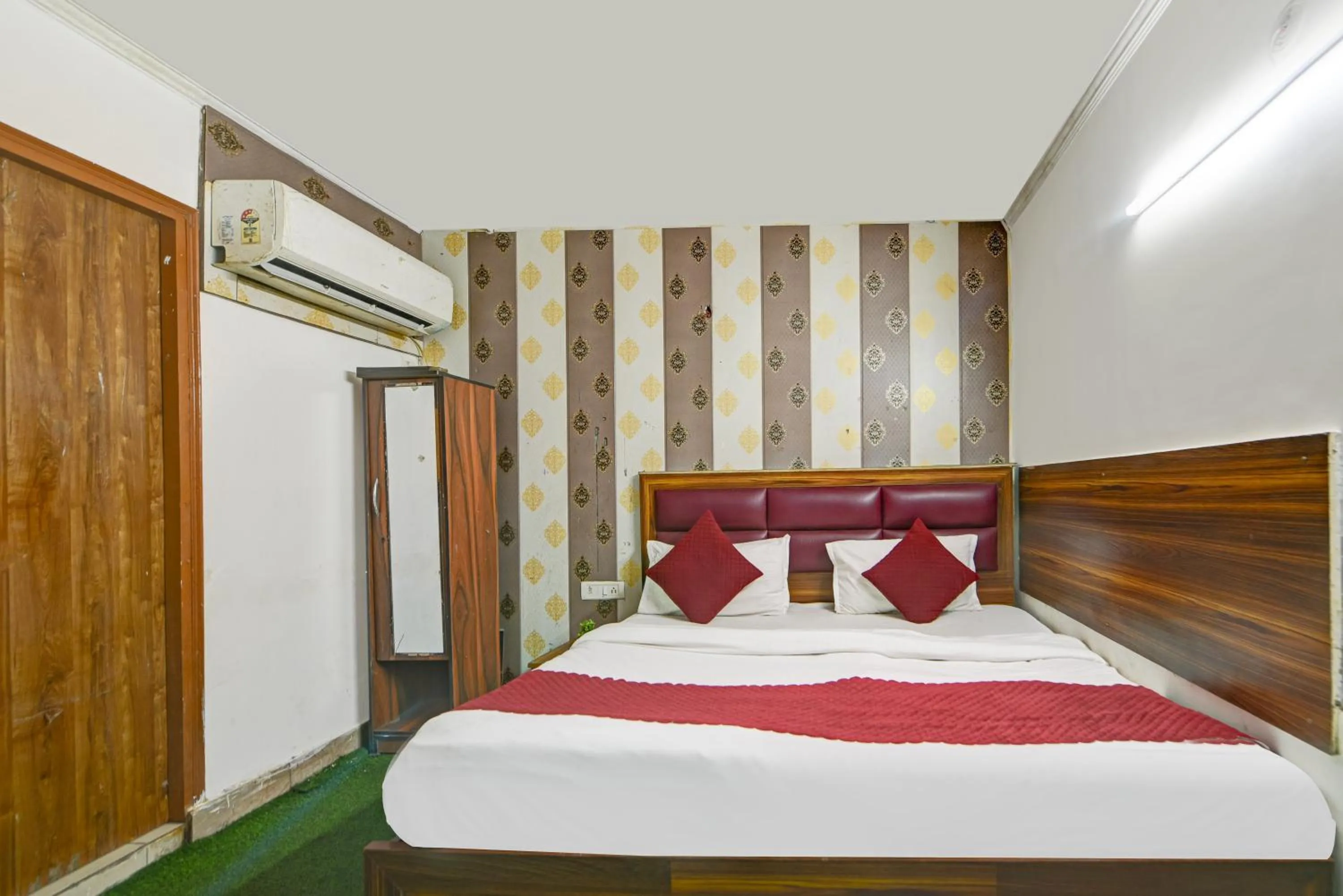 Bed in Hotel Quadis - Noida sec 15