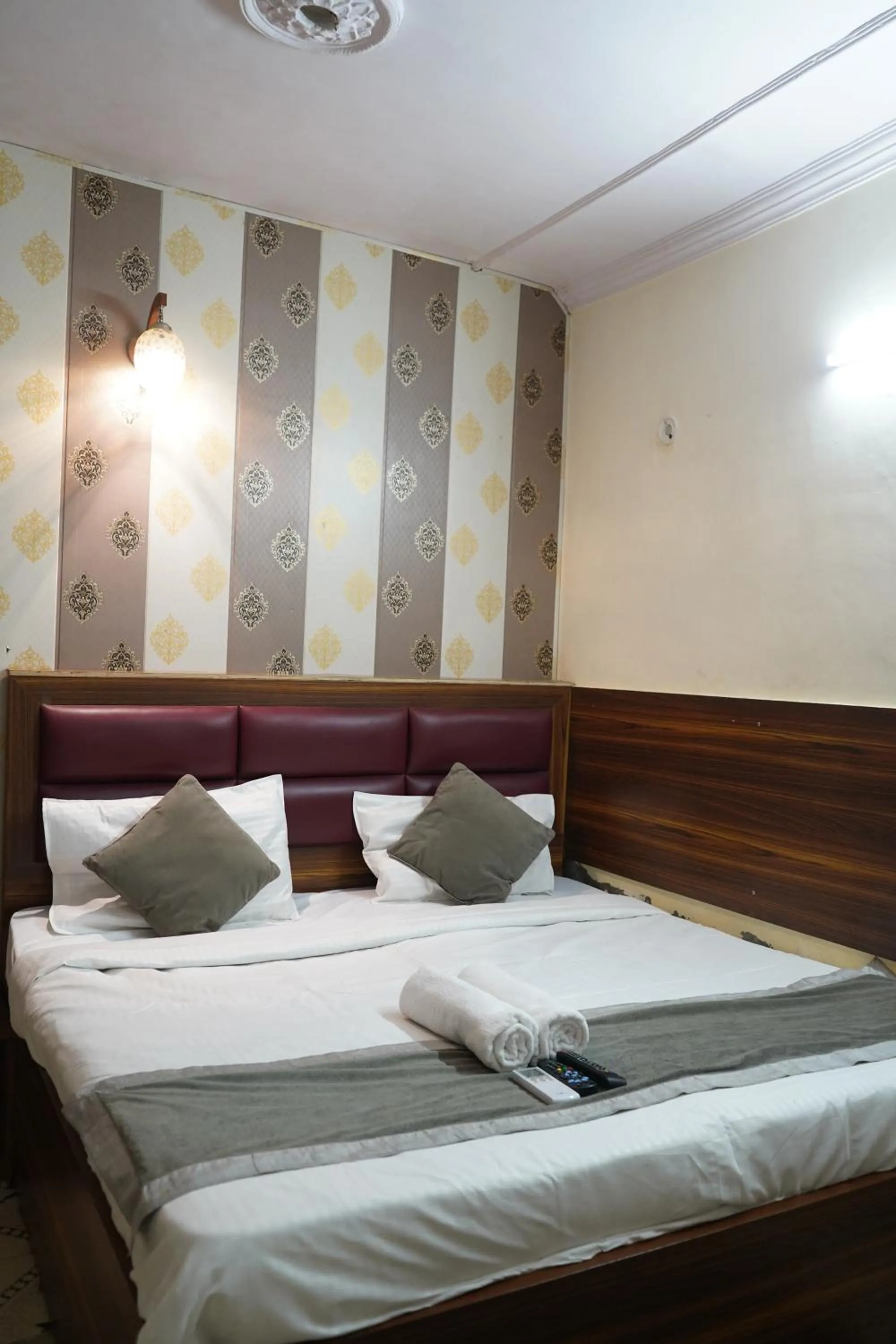 Bed in Hotel Quadis - Noida sec 15