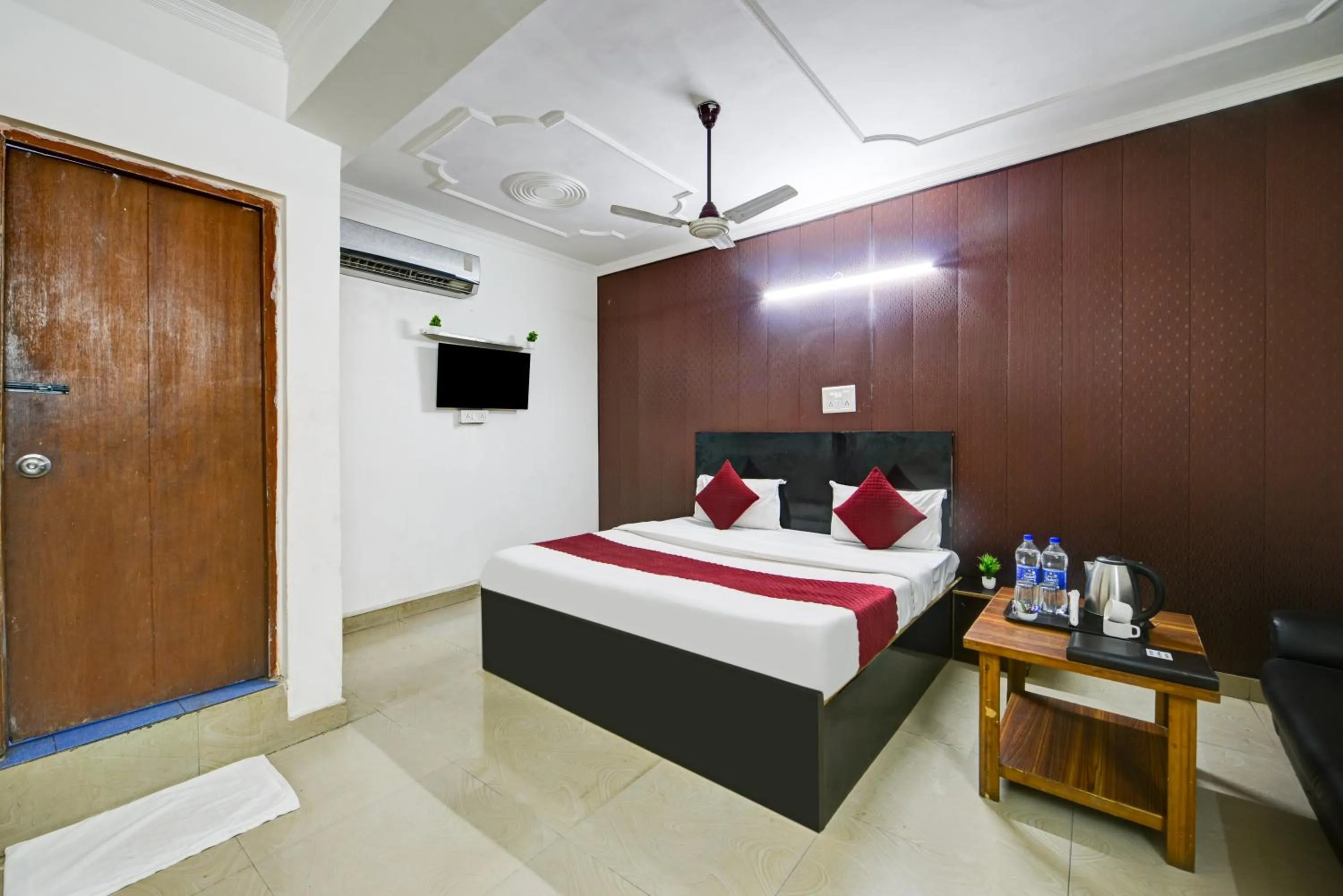 Bed in Hotel Quadis - Noida sec 15