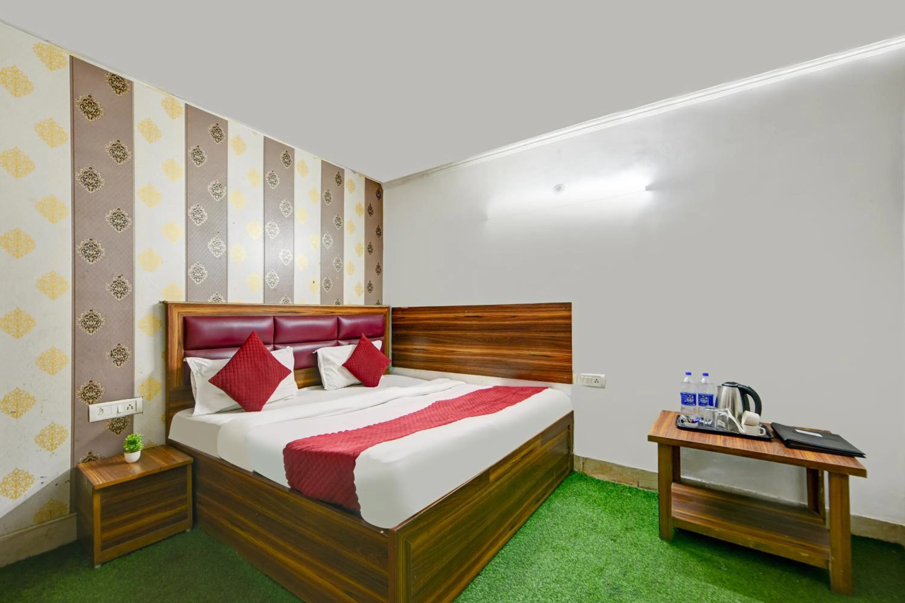 Bed in Hotel Quadis - Noida sec 15
