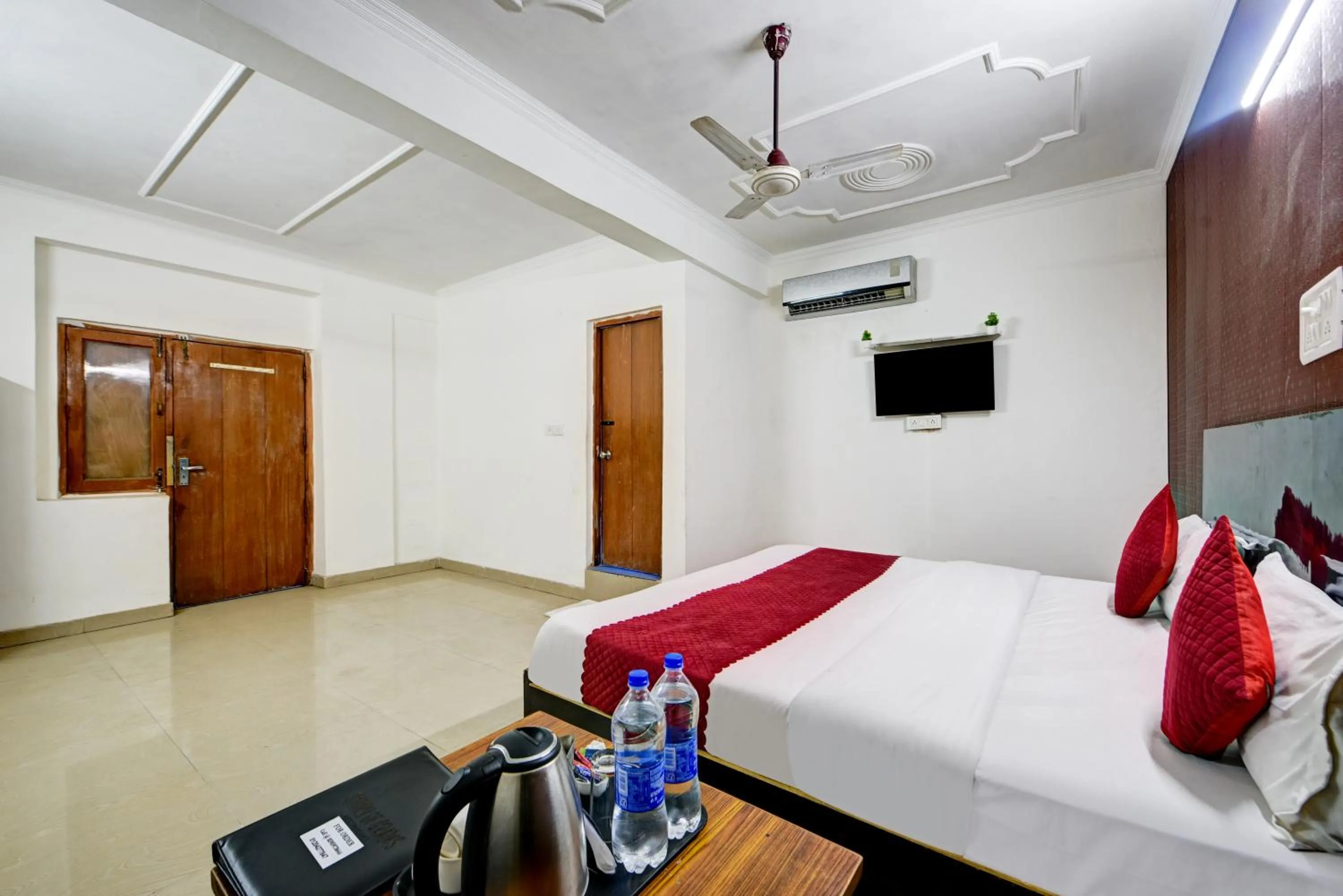 Bed in Hotel Quadis - Noida sec 15