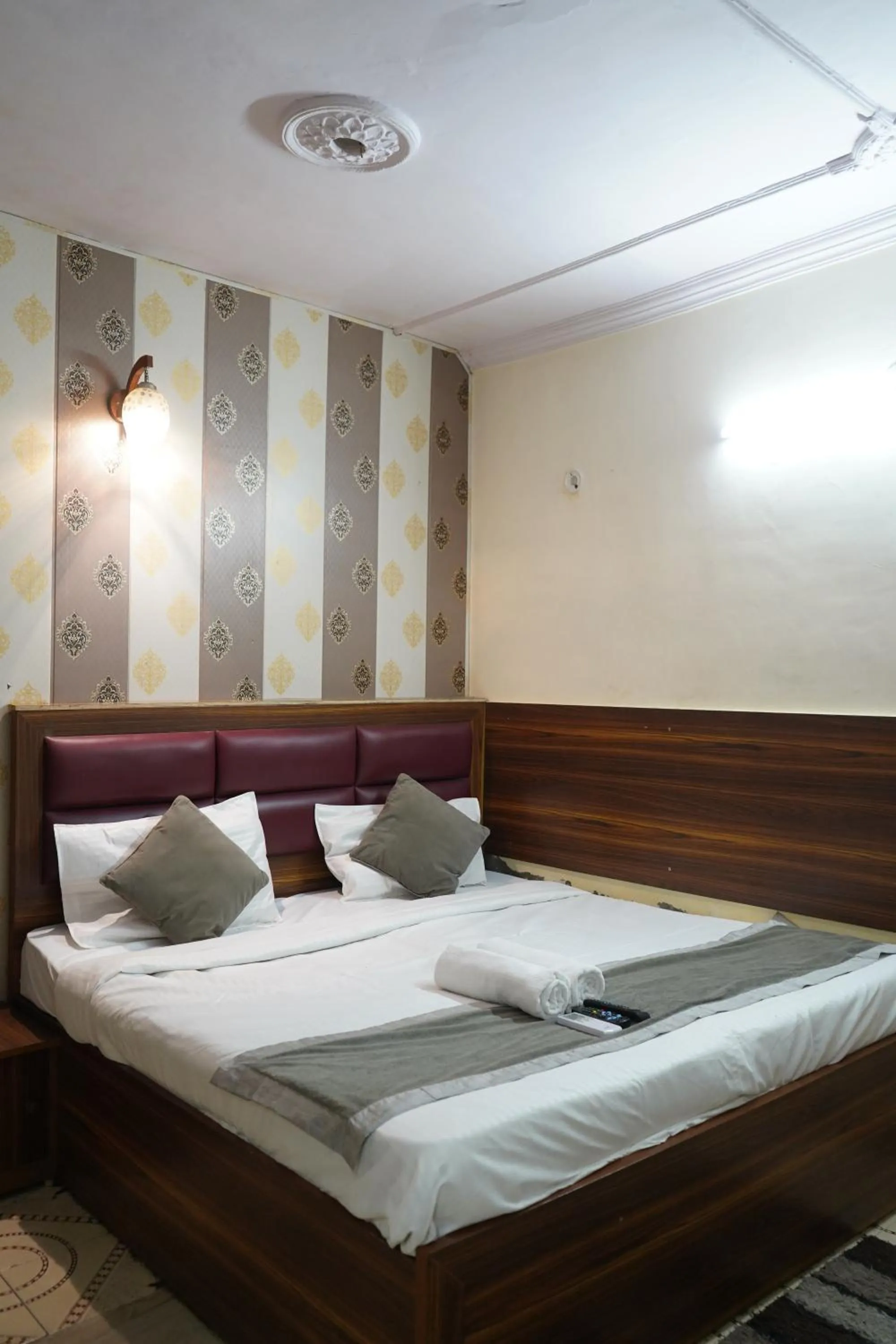 Bed in Hotel Quadis - Noida sec 15