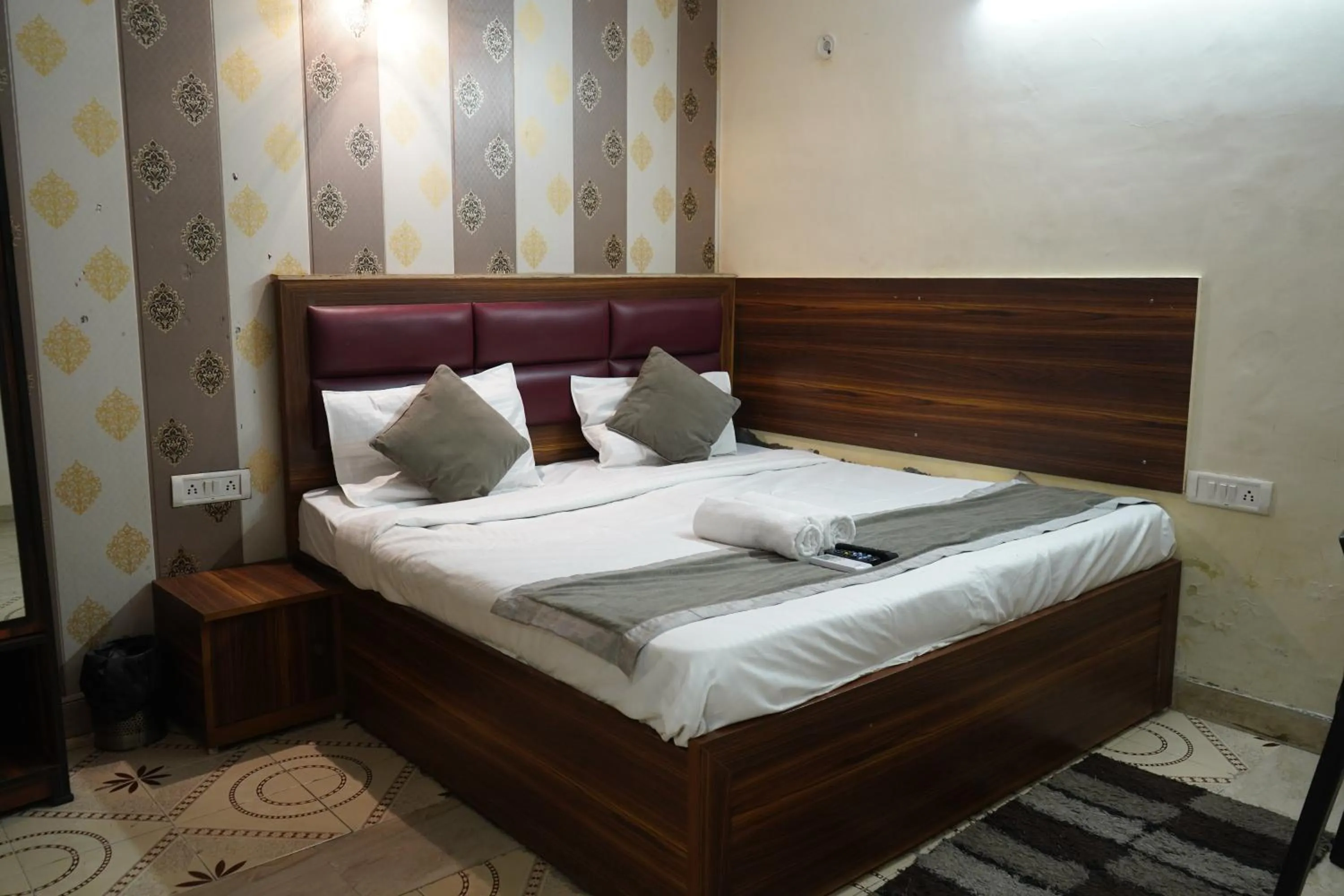 Bed in Hotel Quadis - Noida sec 15