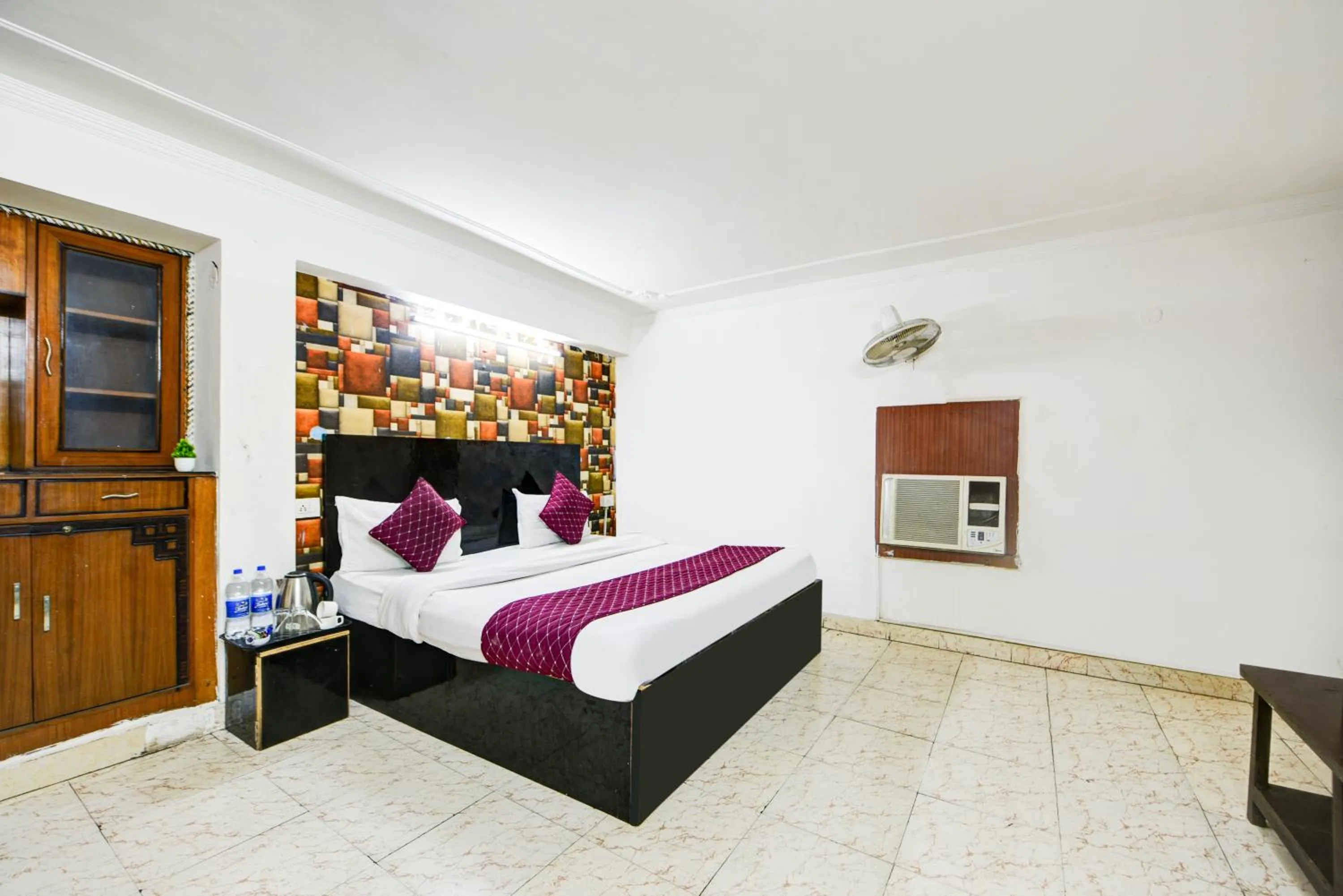 Bed in Hotel Quadis - Noida sec 15