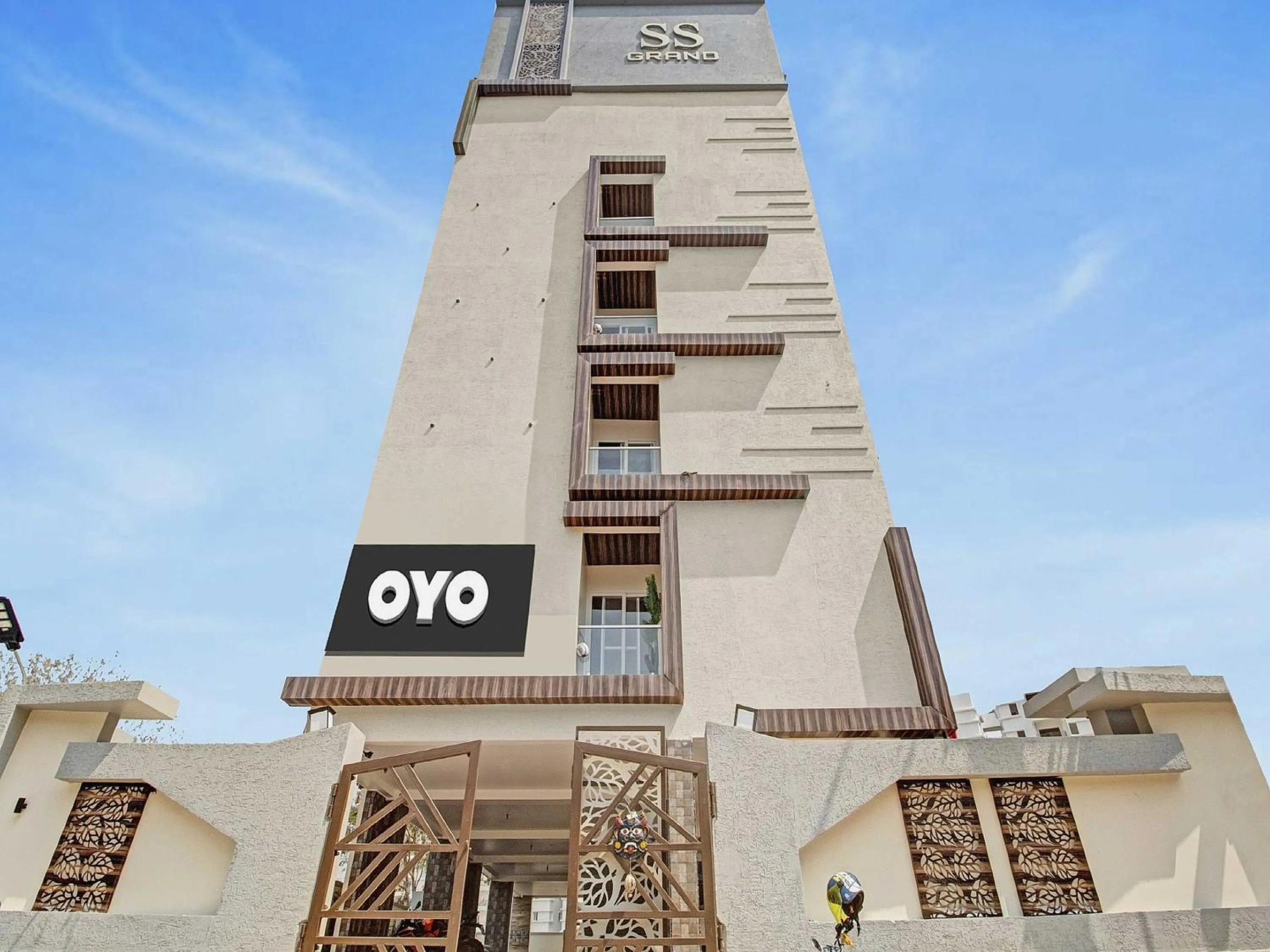 Facade/entrance in Collection O Halcyon SS Grand