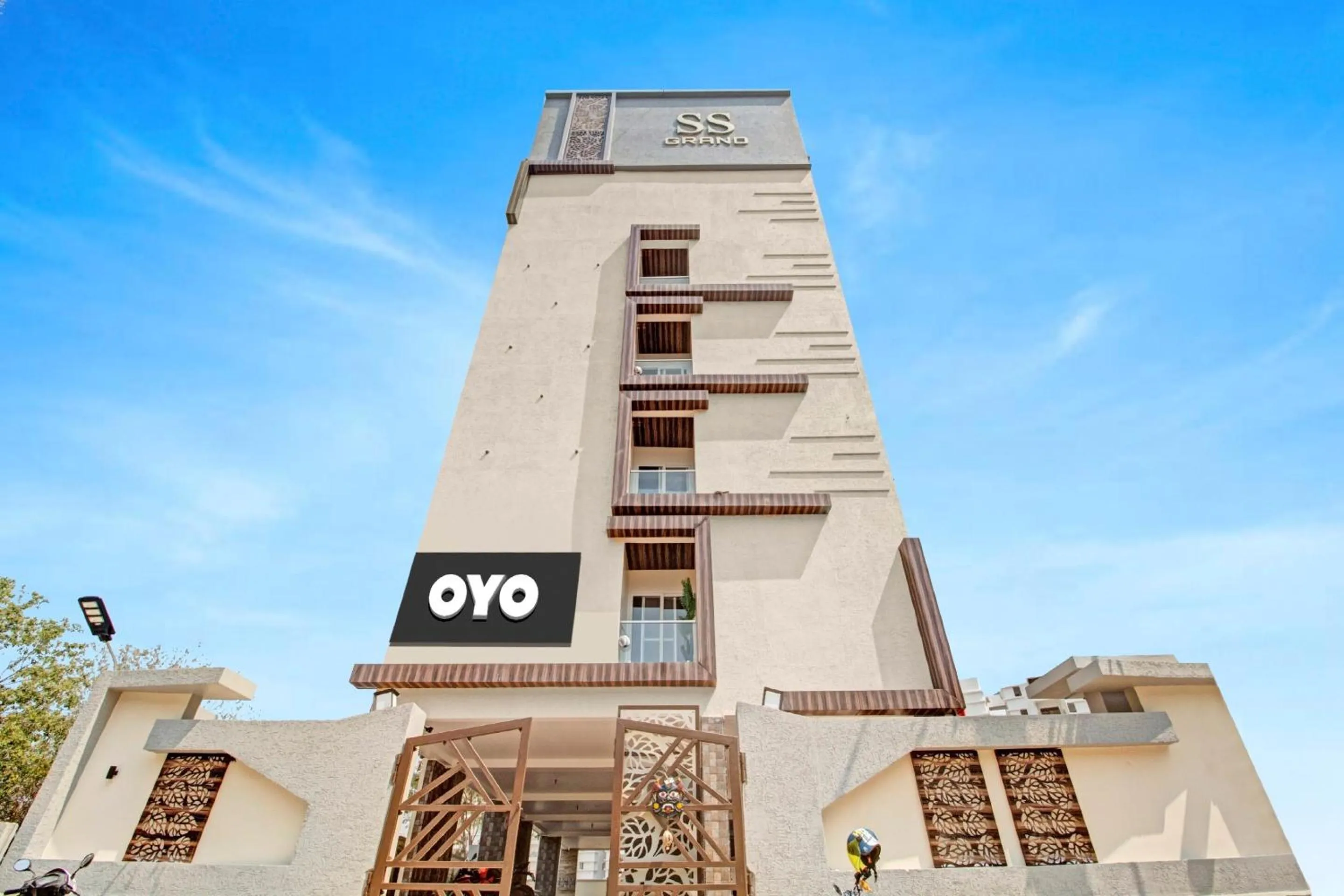 Facade/entrance in Collection O Halcyon SS Grand