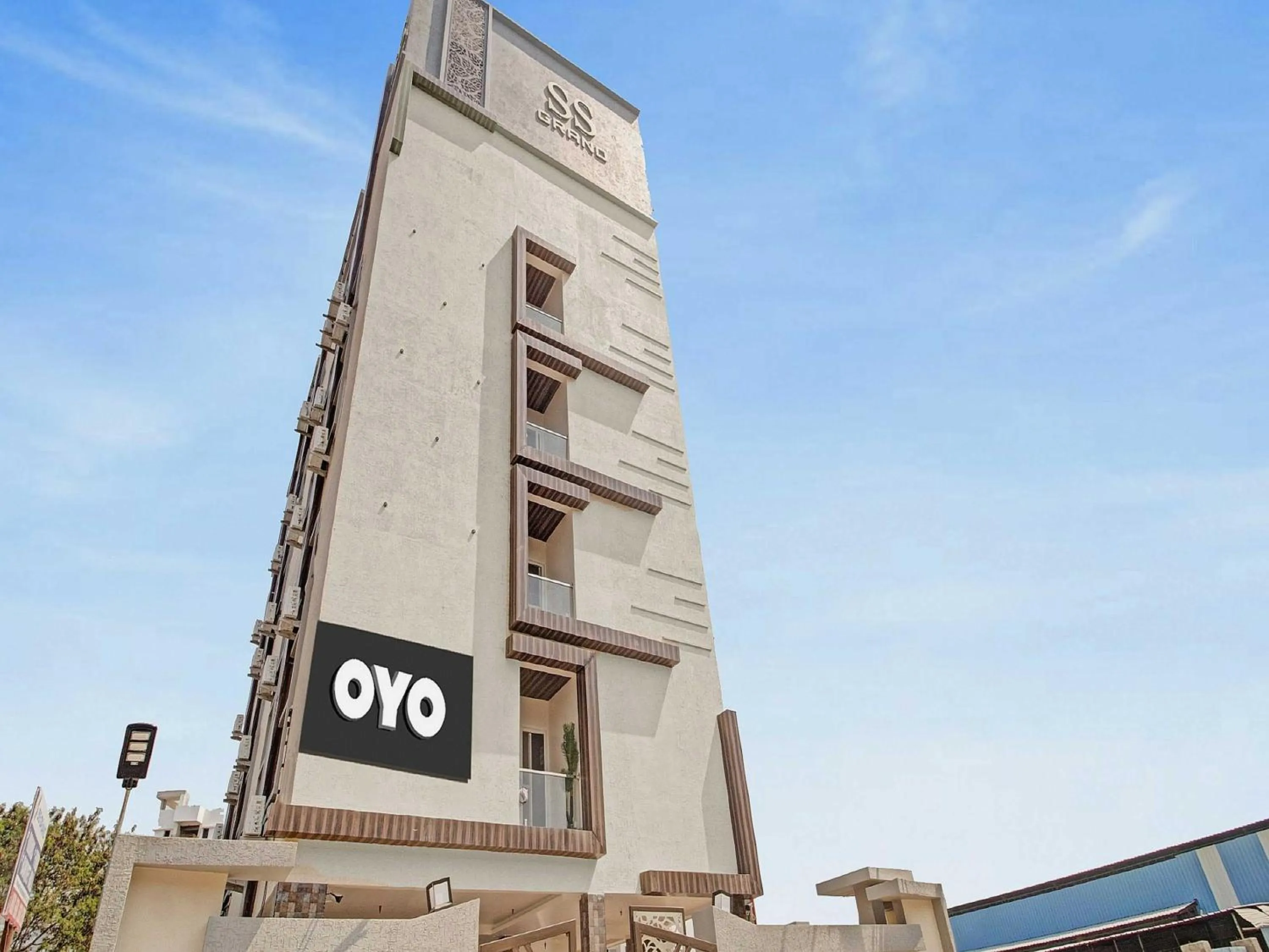 Facade/entrance in Collection O Halcyon SS Grand