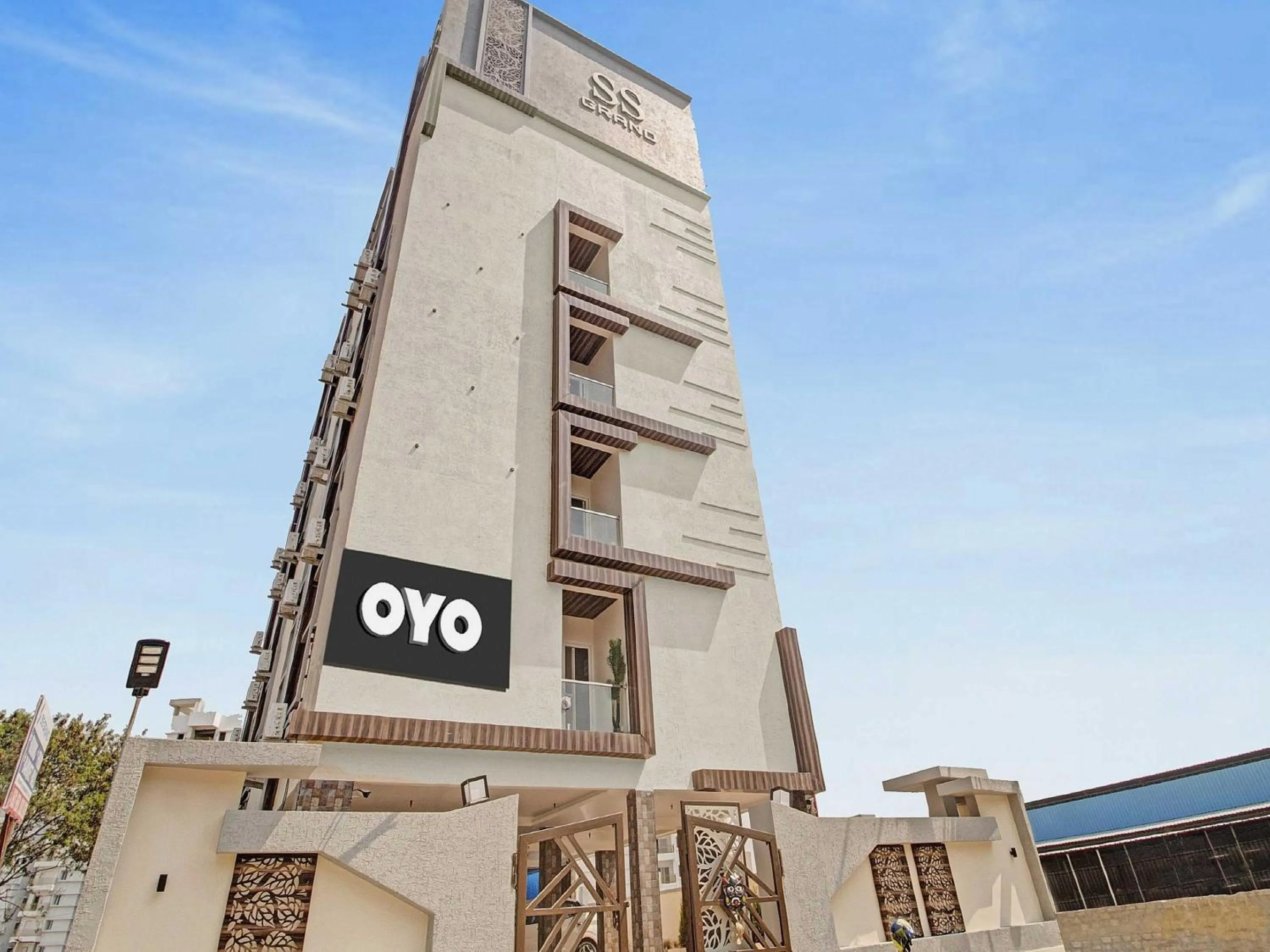 Facade/entrance in Collection O Halcyon SS Grand