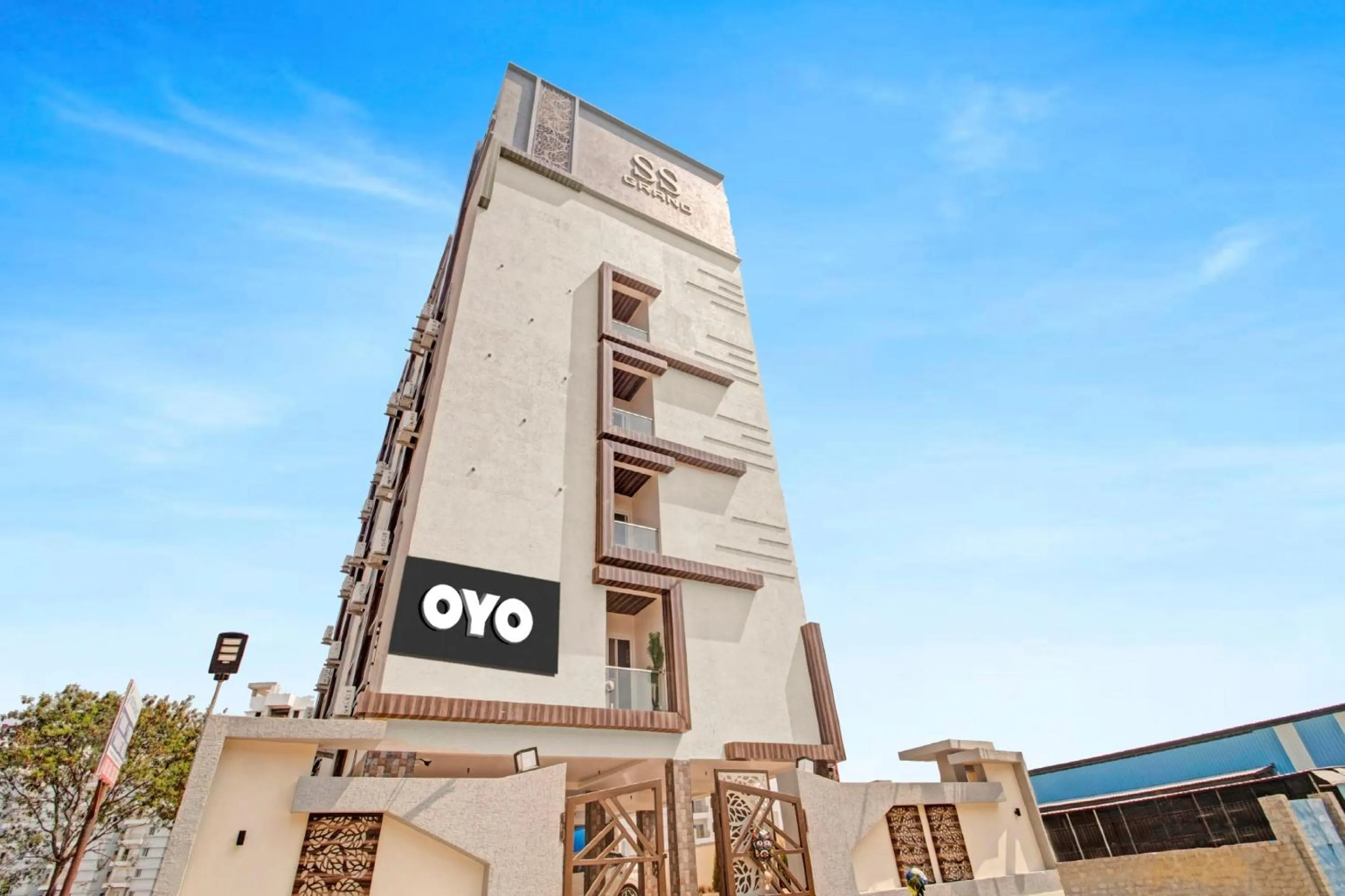 Facade/entrance in Collection O Halcyon SS Grand