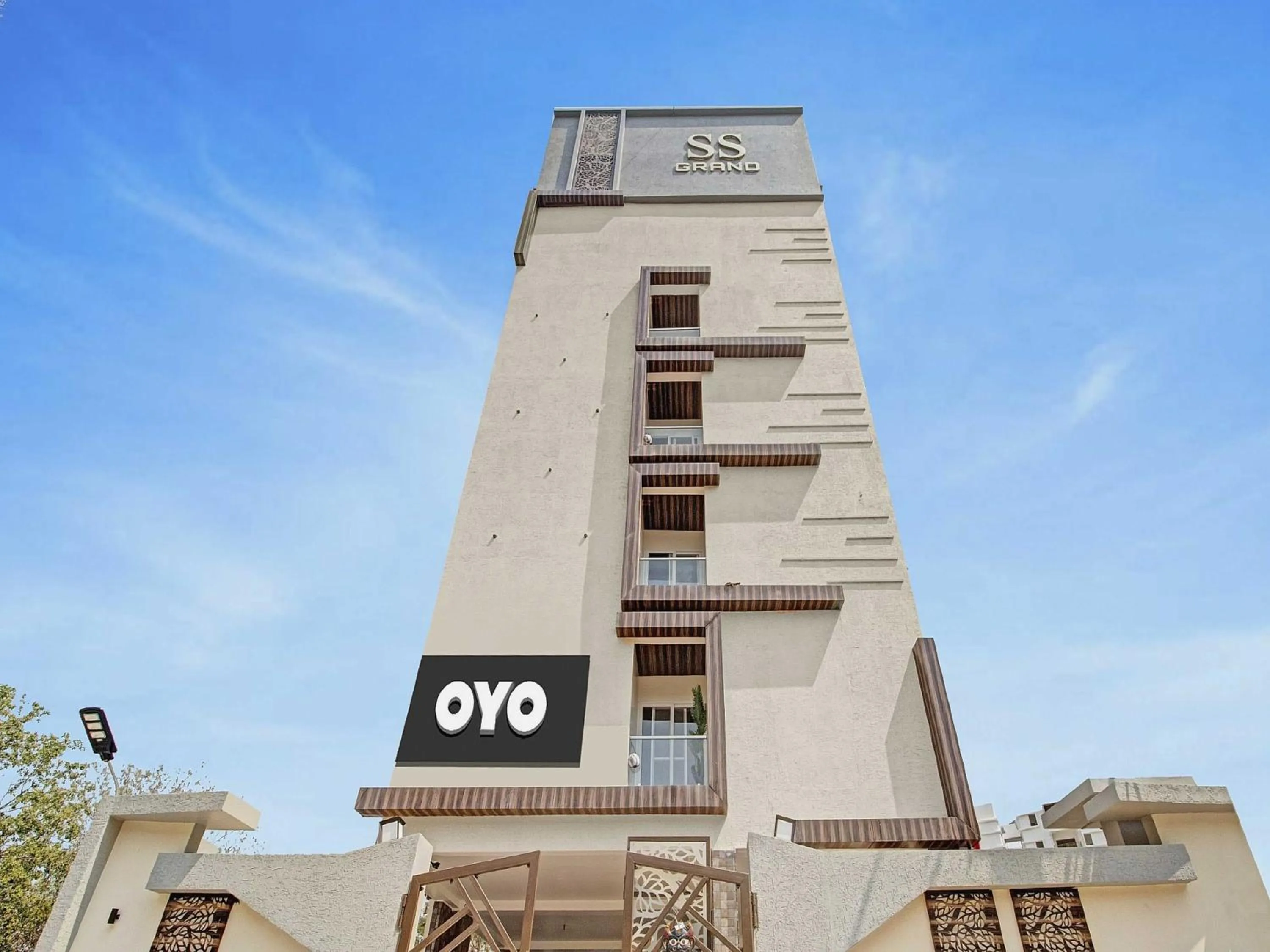 Facade/entrance in Collection O Halcyon SS Grand