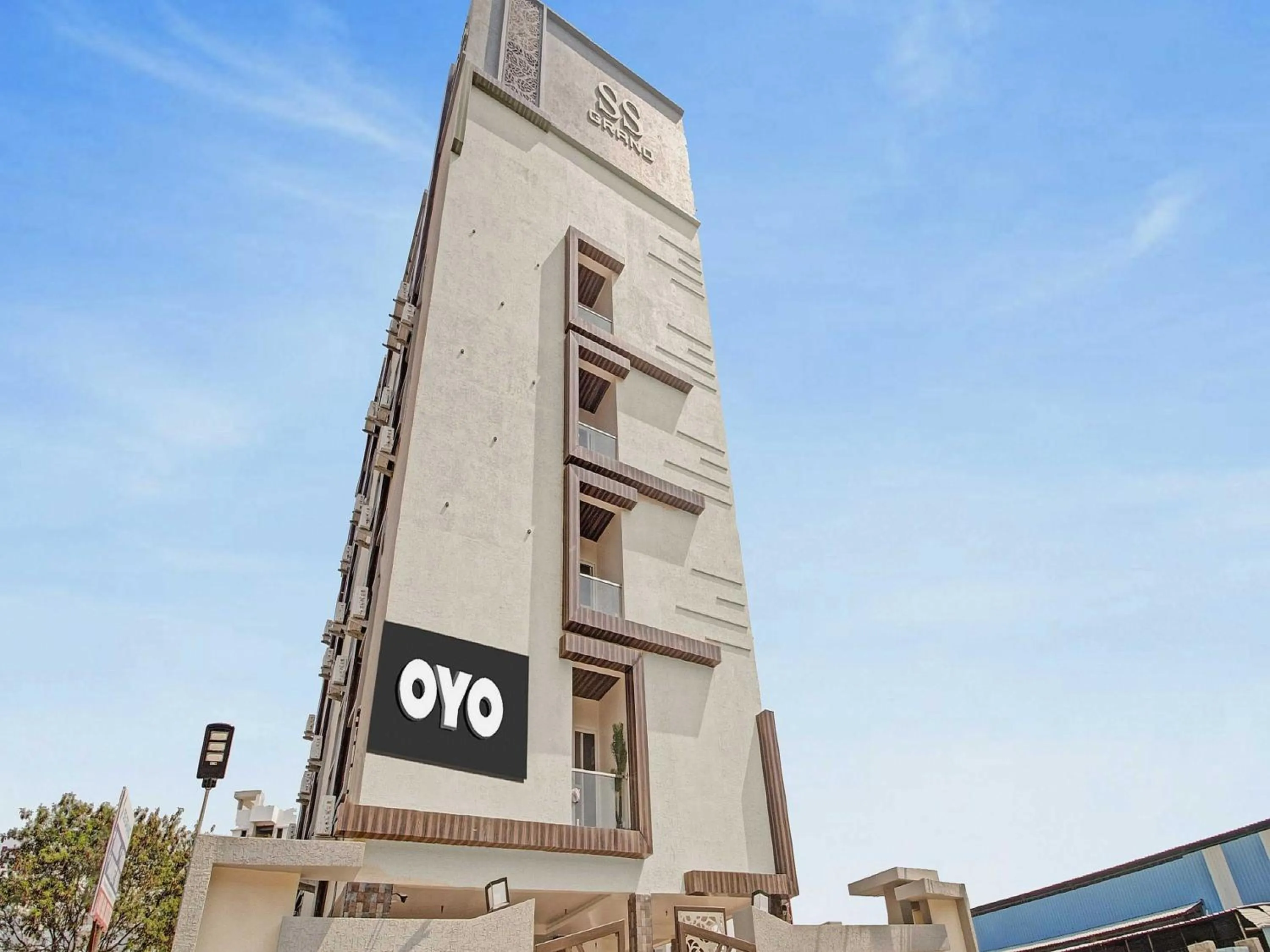 Facade/entrance in Collection O Halcyon SS Grand