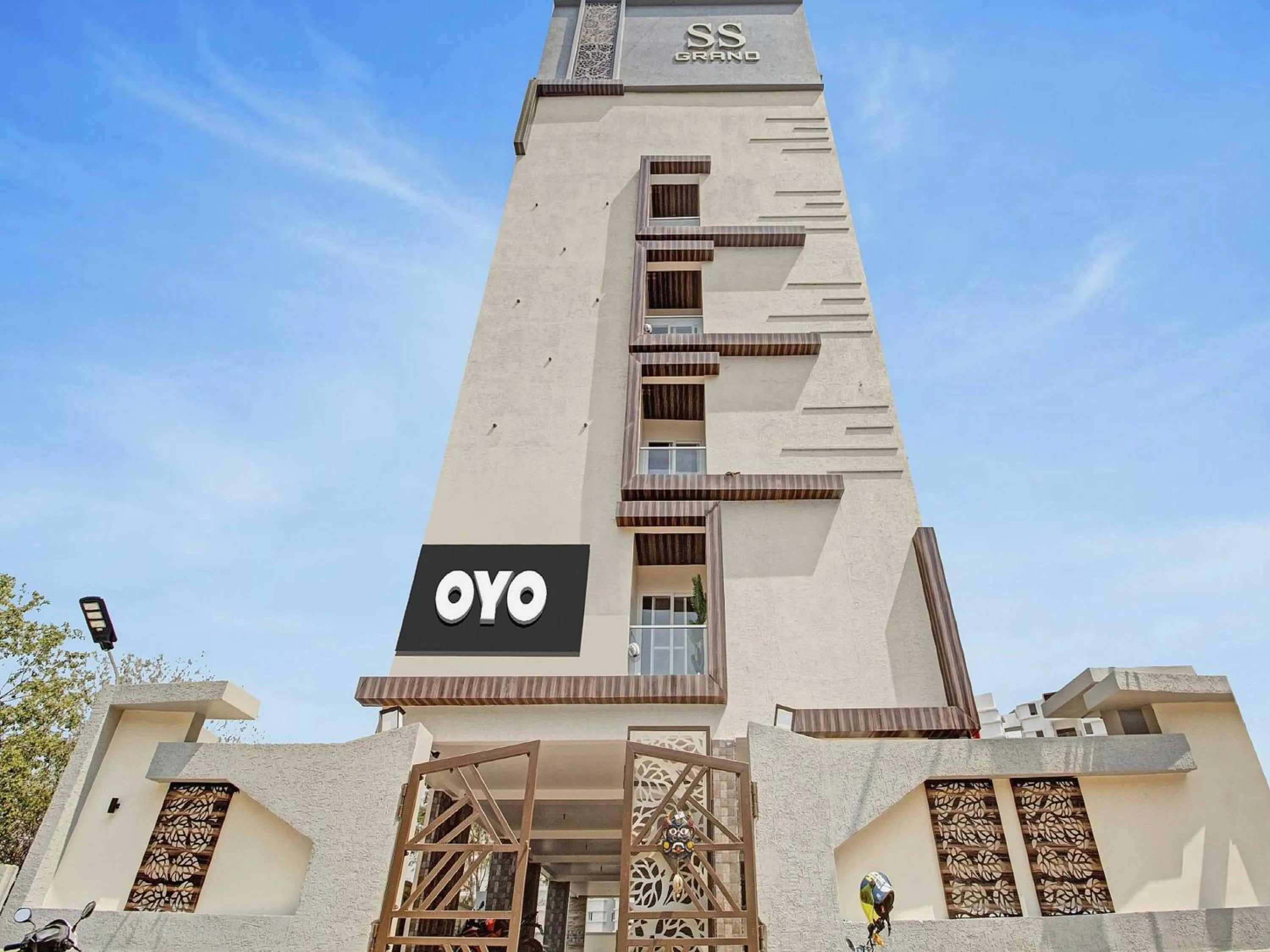 Facade/entrance in Collection O Halcyon SS Grand