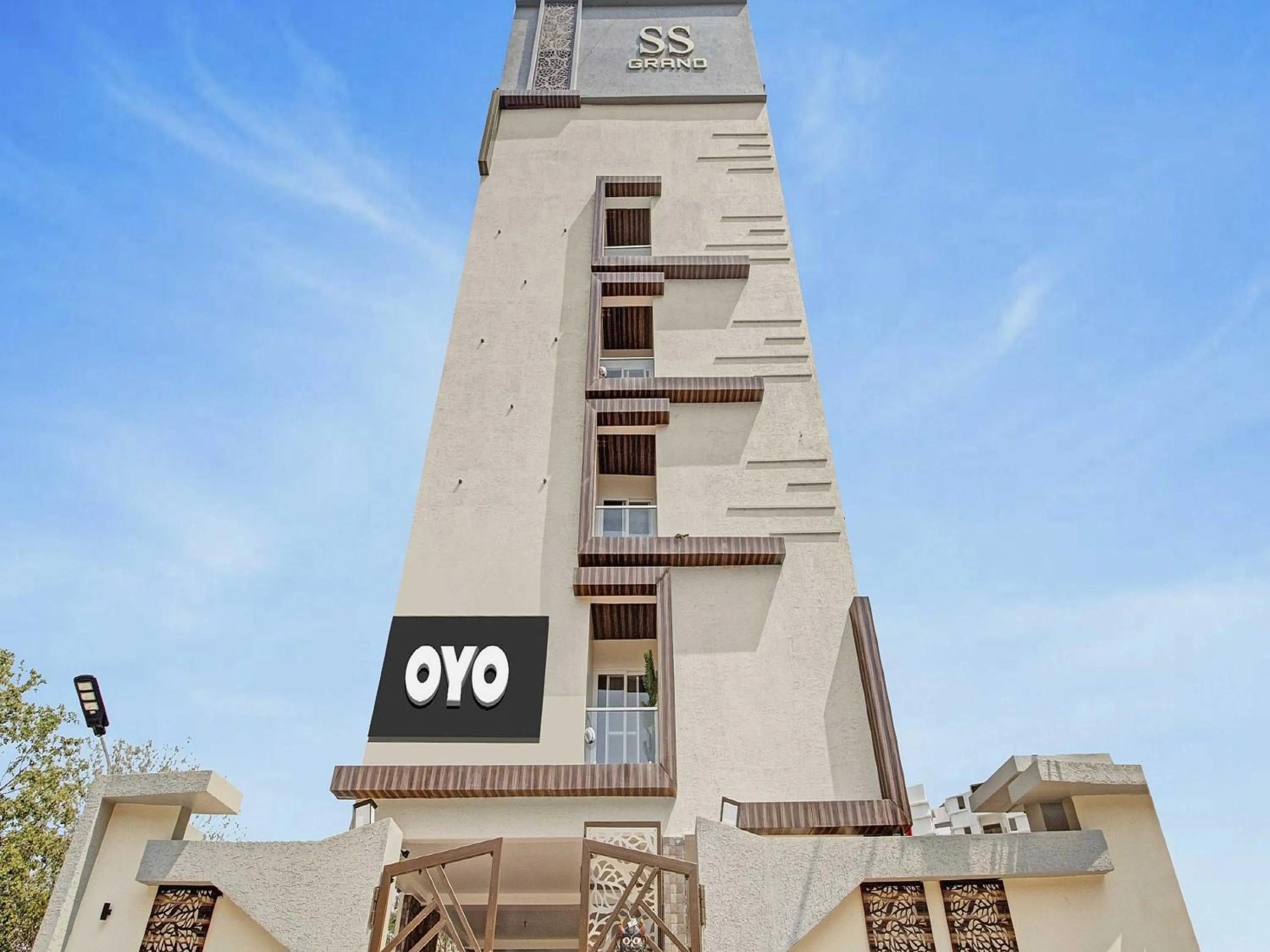 Facade/entrance in Collection O Halcyon SS Grand