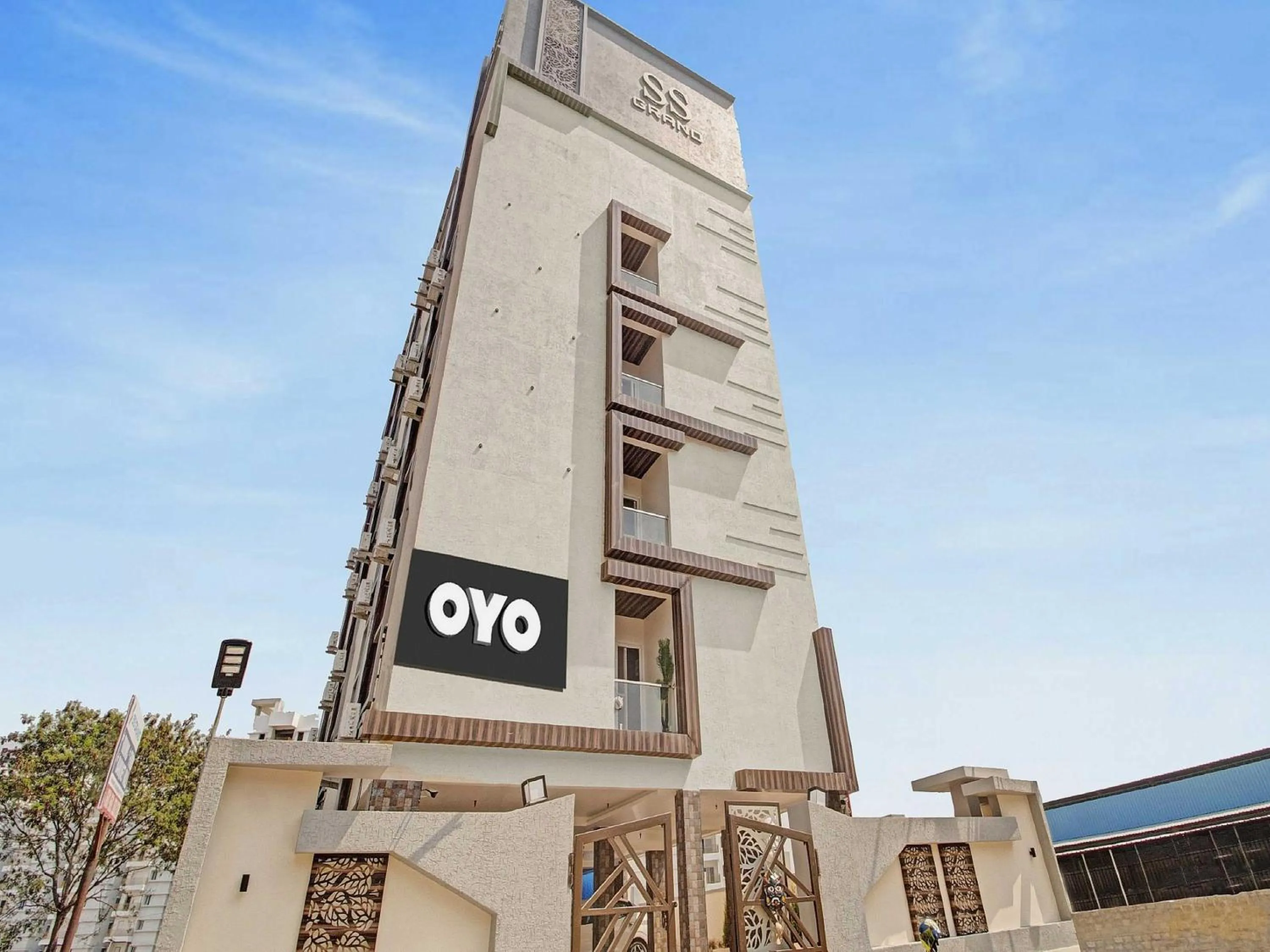 Facade/entrance in Collection O Halcyon SS Grand