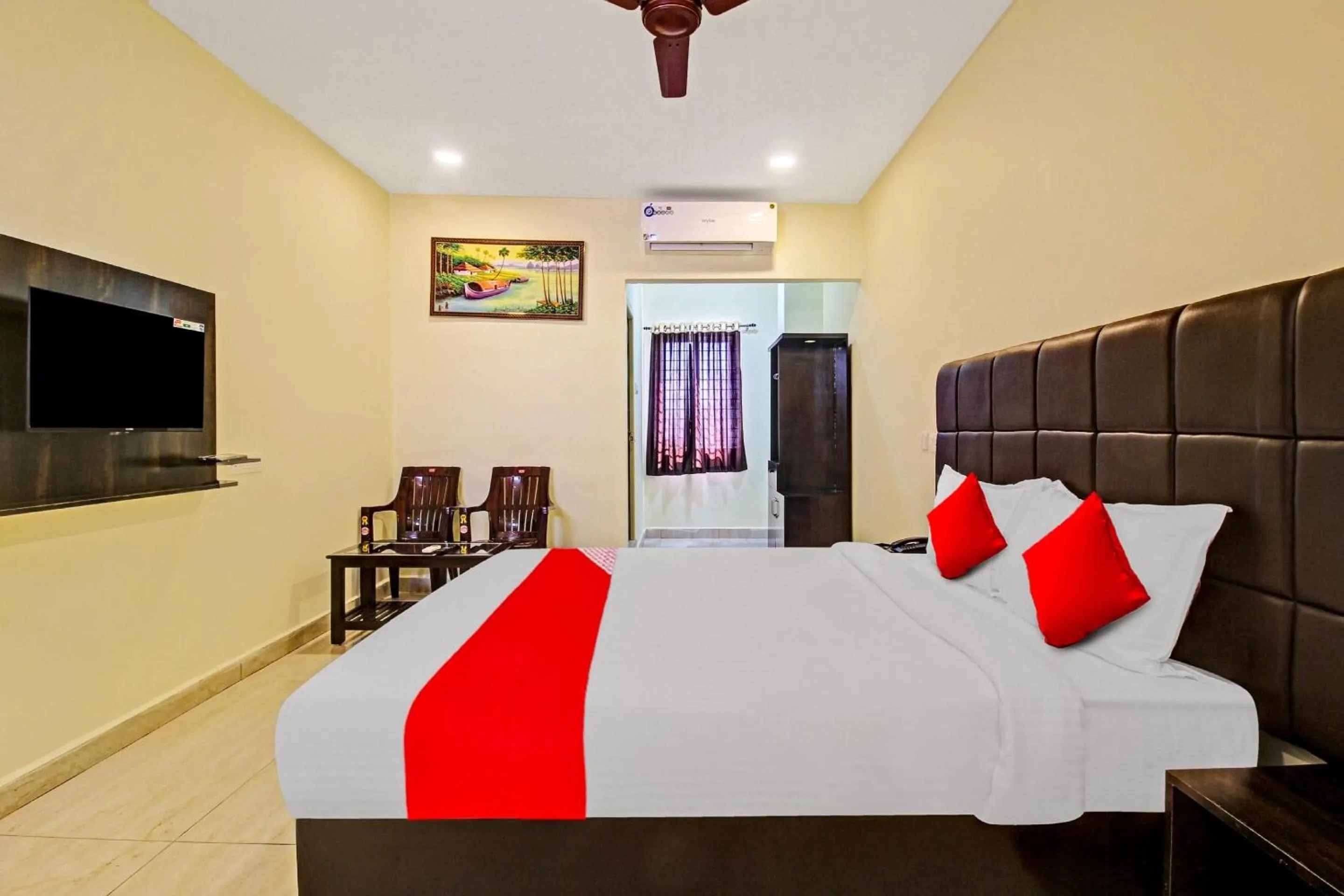 Bedroom in Super Hotel O Lakshmi Royal Inn