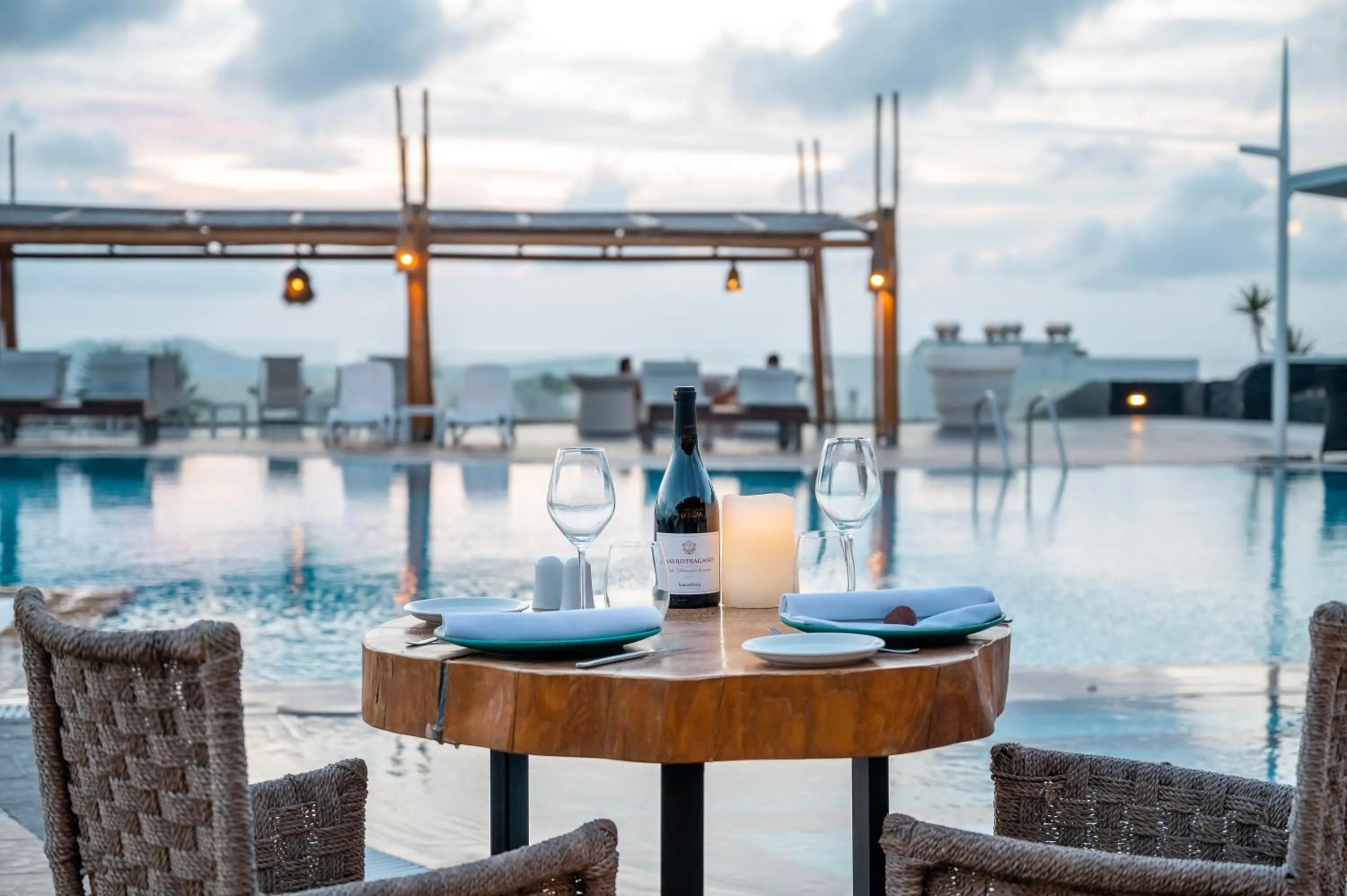 Food and drinks in Smy Santorini Suites & Villas