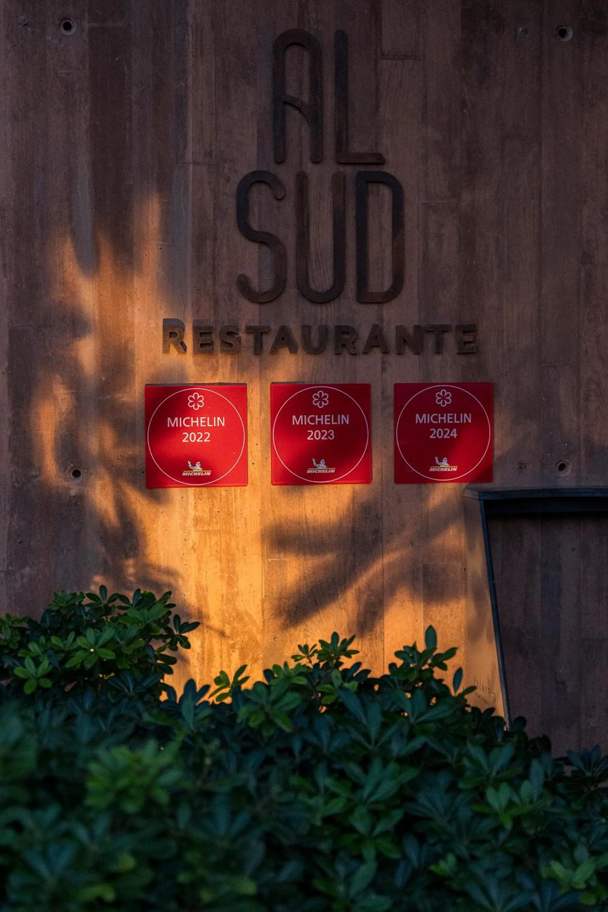 Restaurant/places to eat in Palmares Signature Apartments