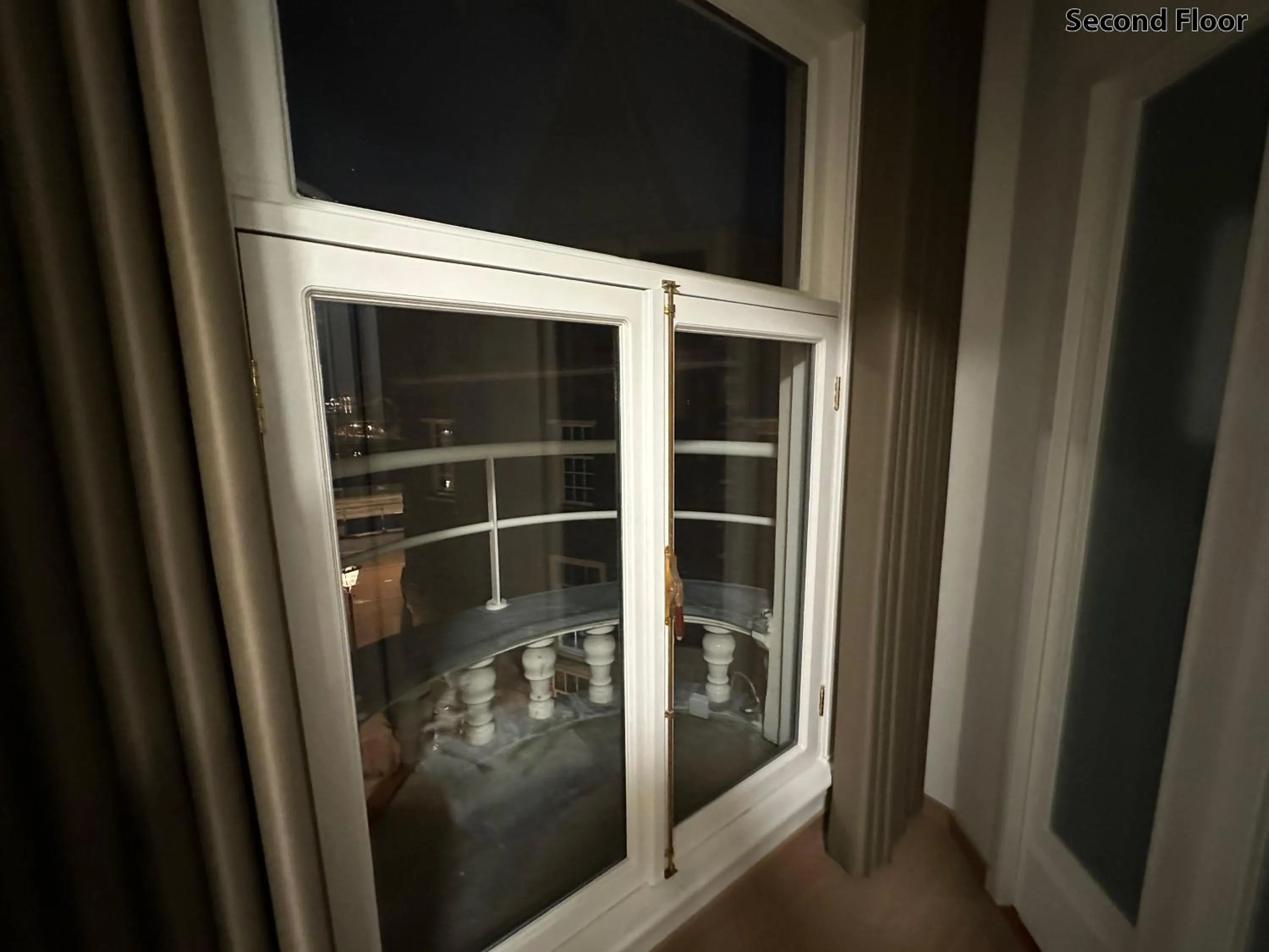 Night in Voyagers Amsterdam