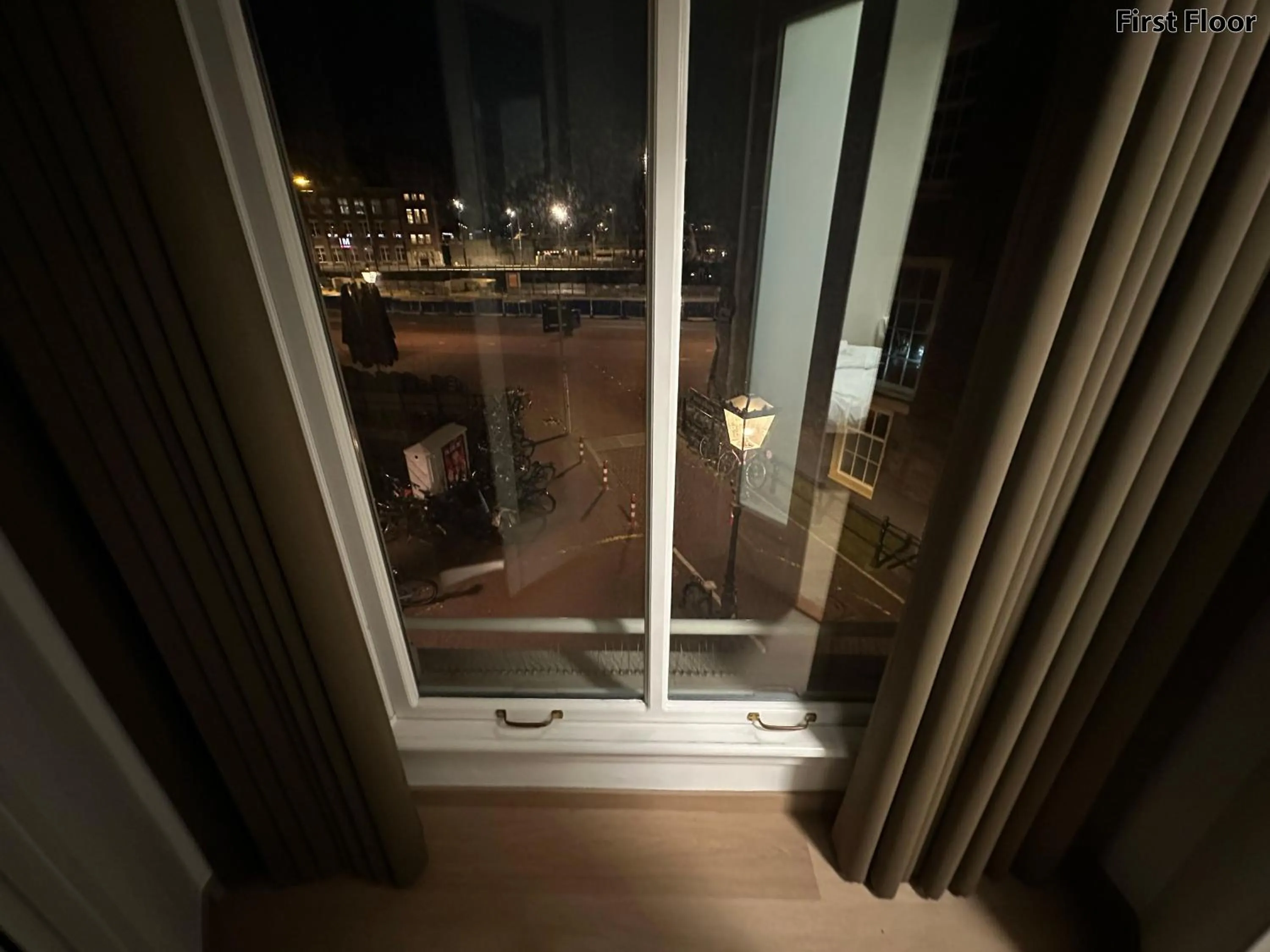 Night in Voyagers Amsterdam