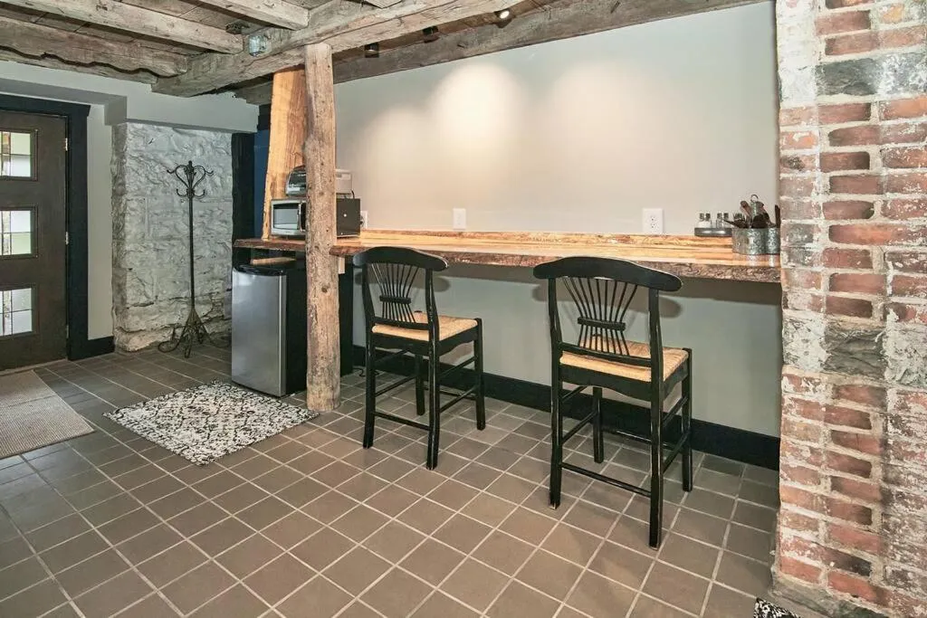 Craftsman Hideaway at the 1841 Farmhouse