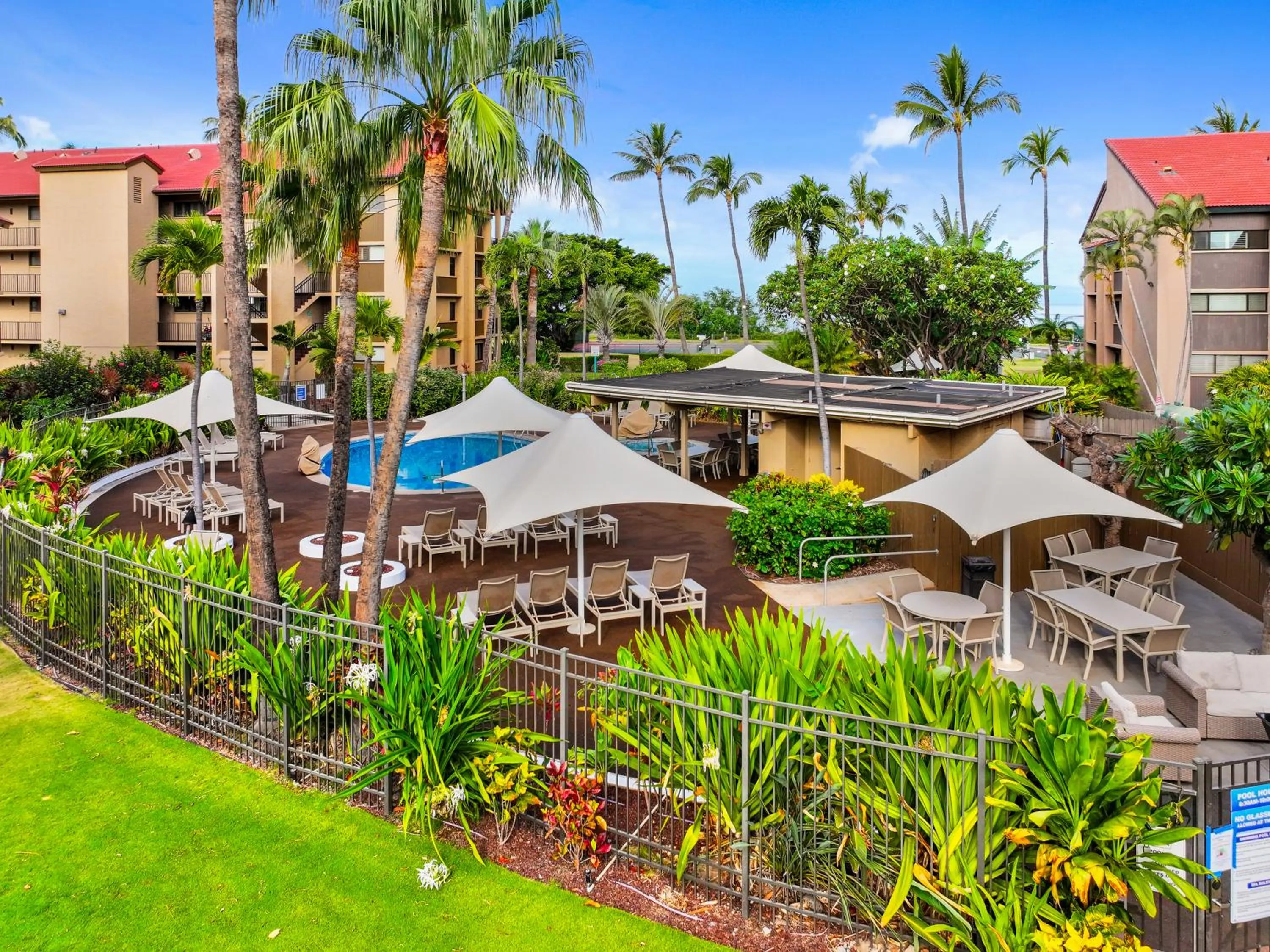 Swimming pool in Maui Schooner Resort