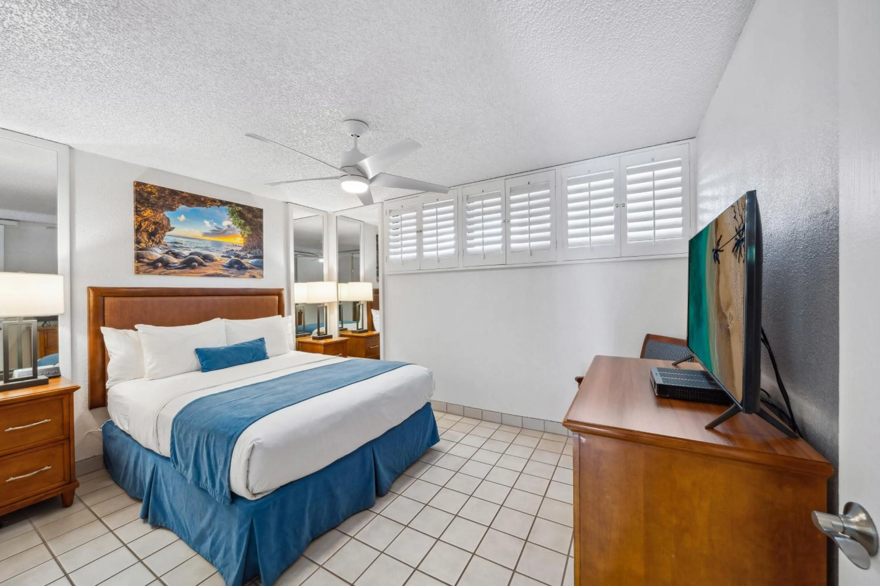 Bed in Maui Schooner Resort