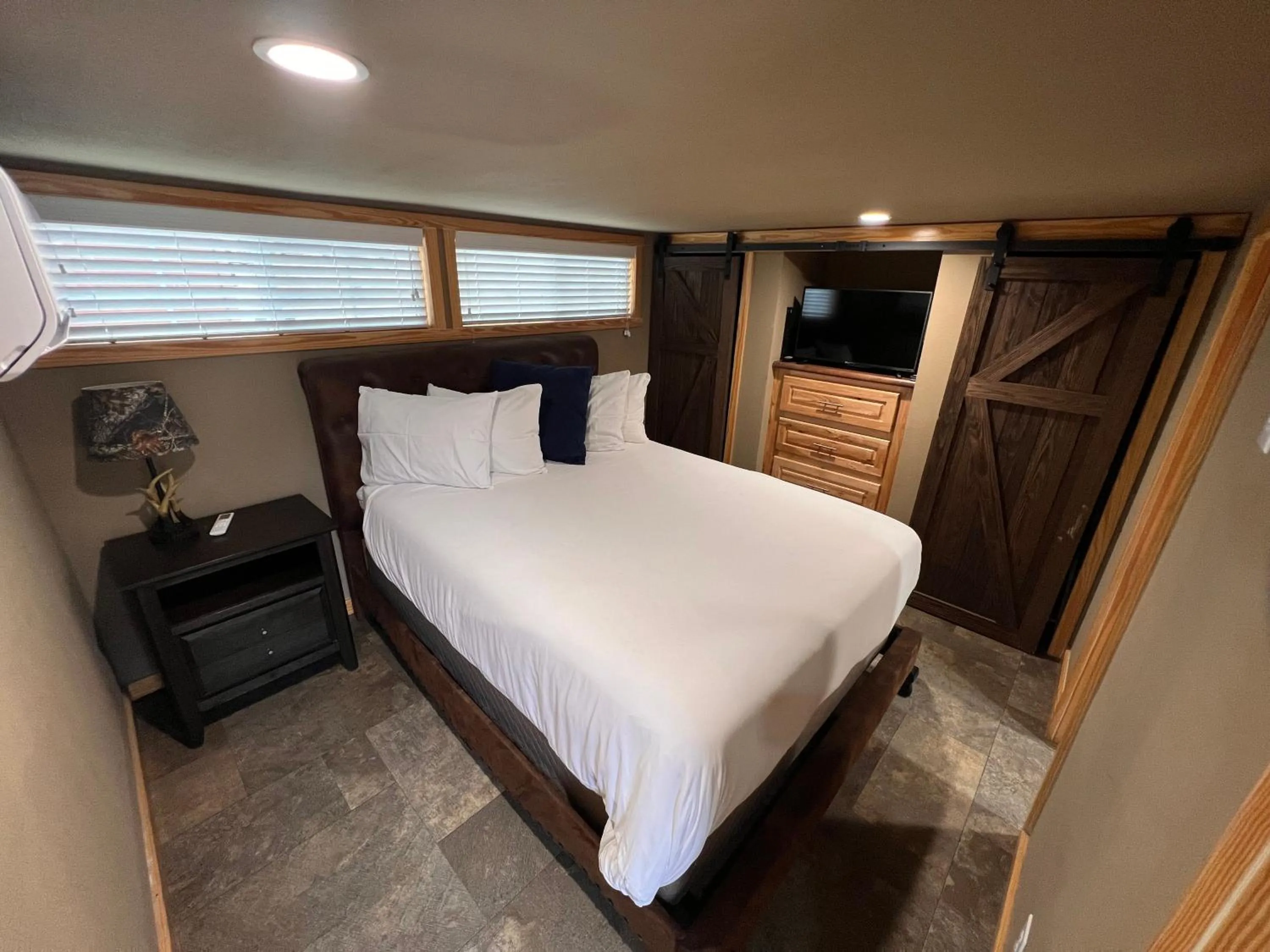 Bedroom, Bed in The Hideout Golf Club & Resort