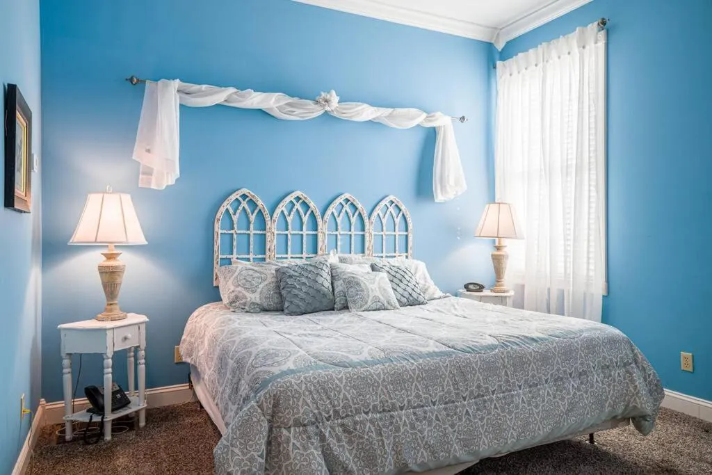 Bed in Whitestone Inn