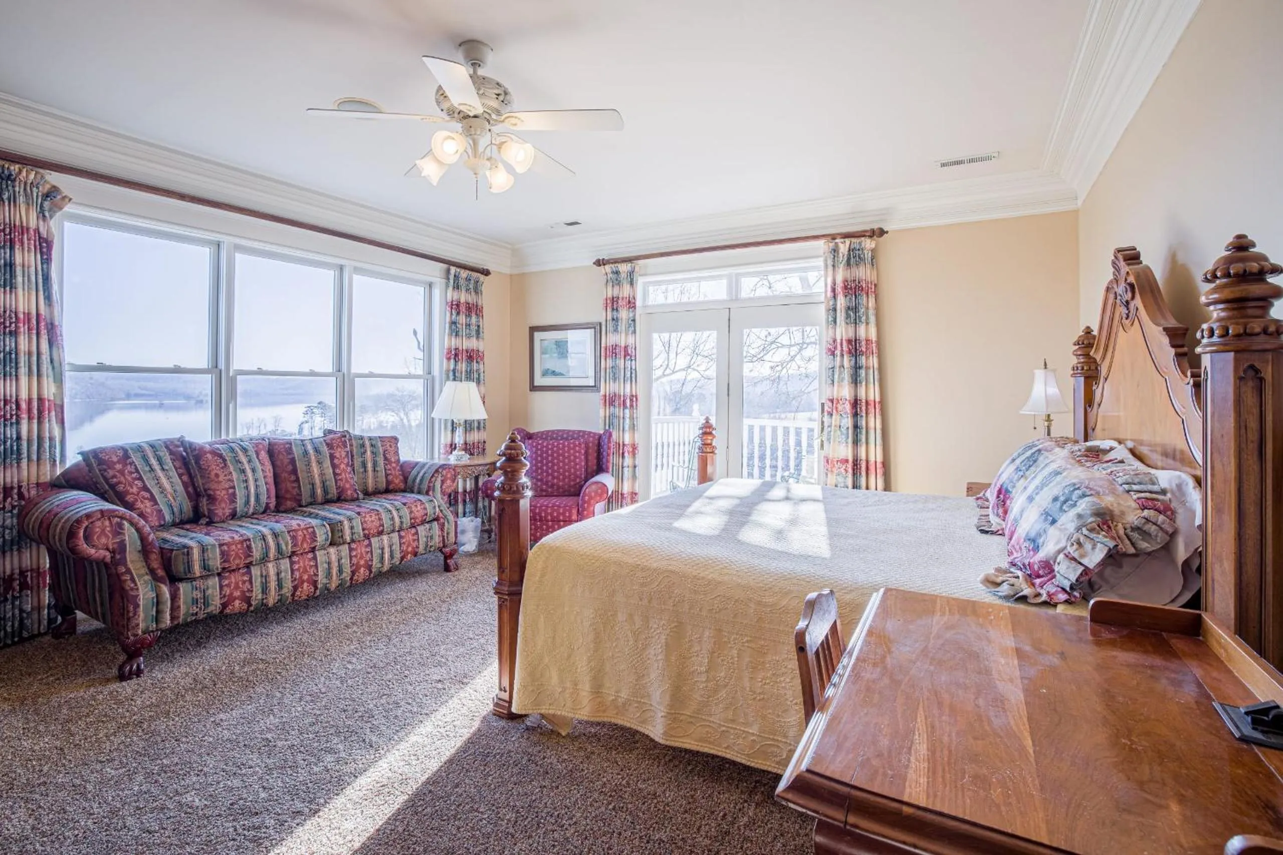 Bed in Whitestone Inn