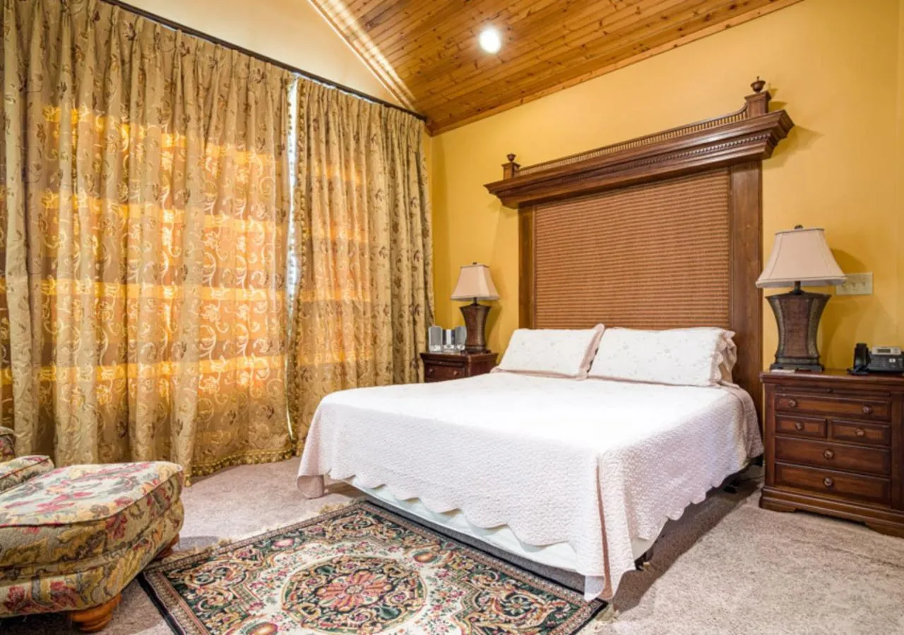 Bed in Whitestone Inn