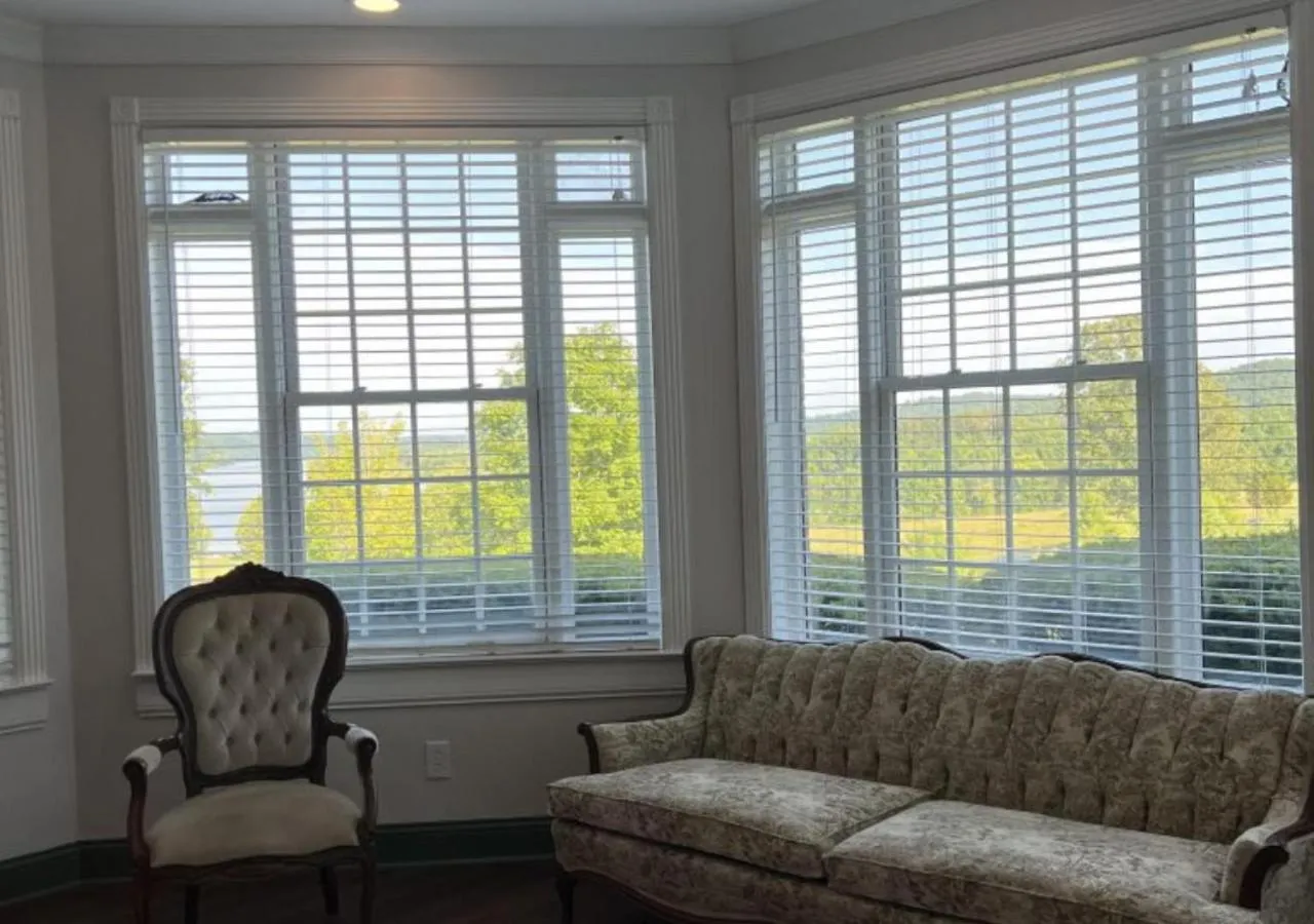 Living room in Whitestone Inn