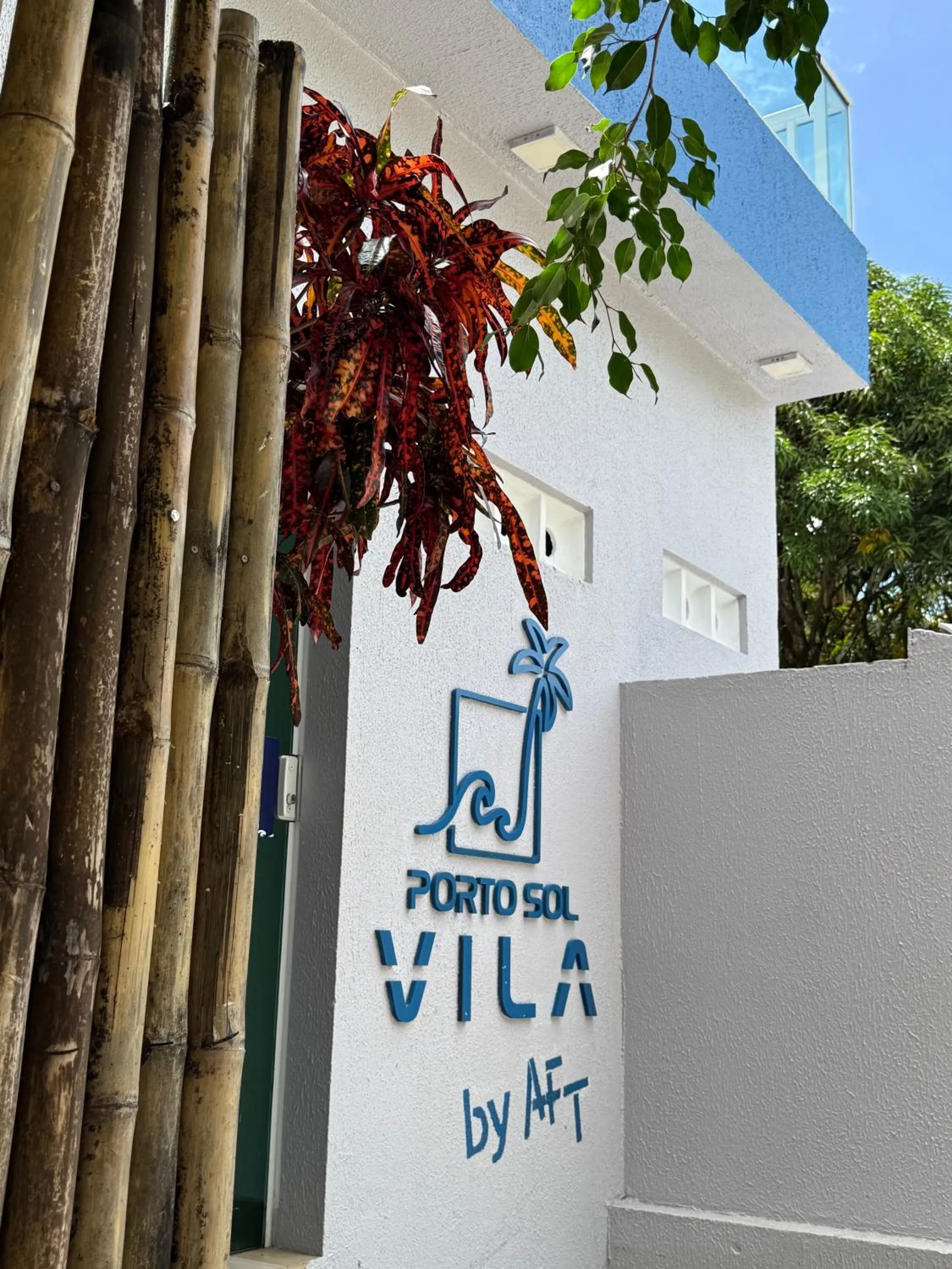 Facade/entrance in Porto Vila by AFT