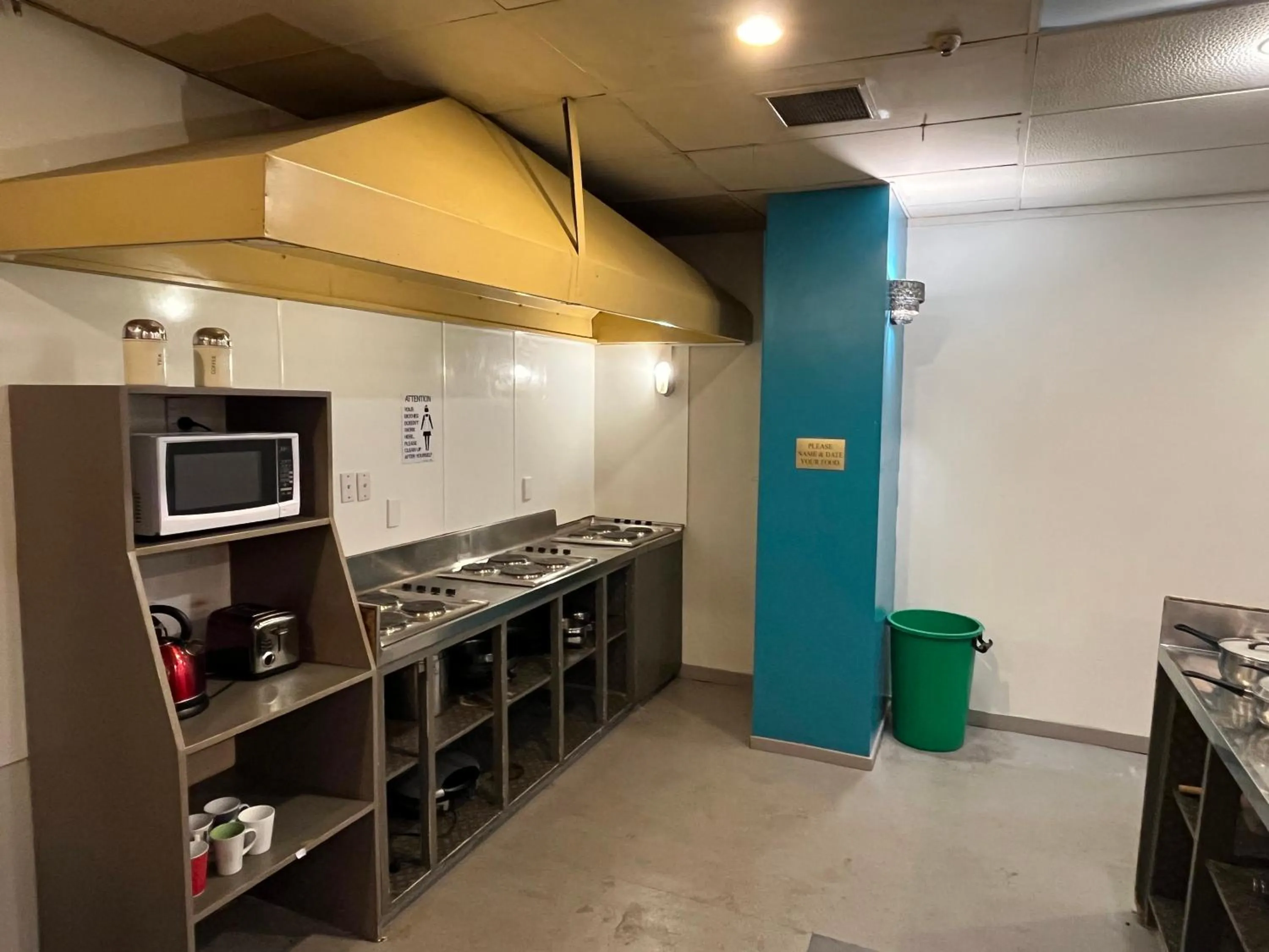 Kitchen or kitchenette in UpTown Backpackers