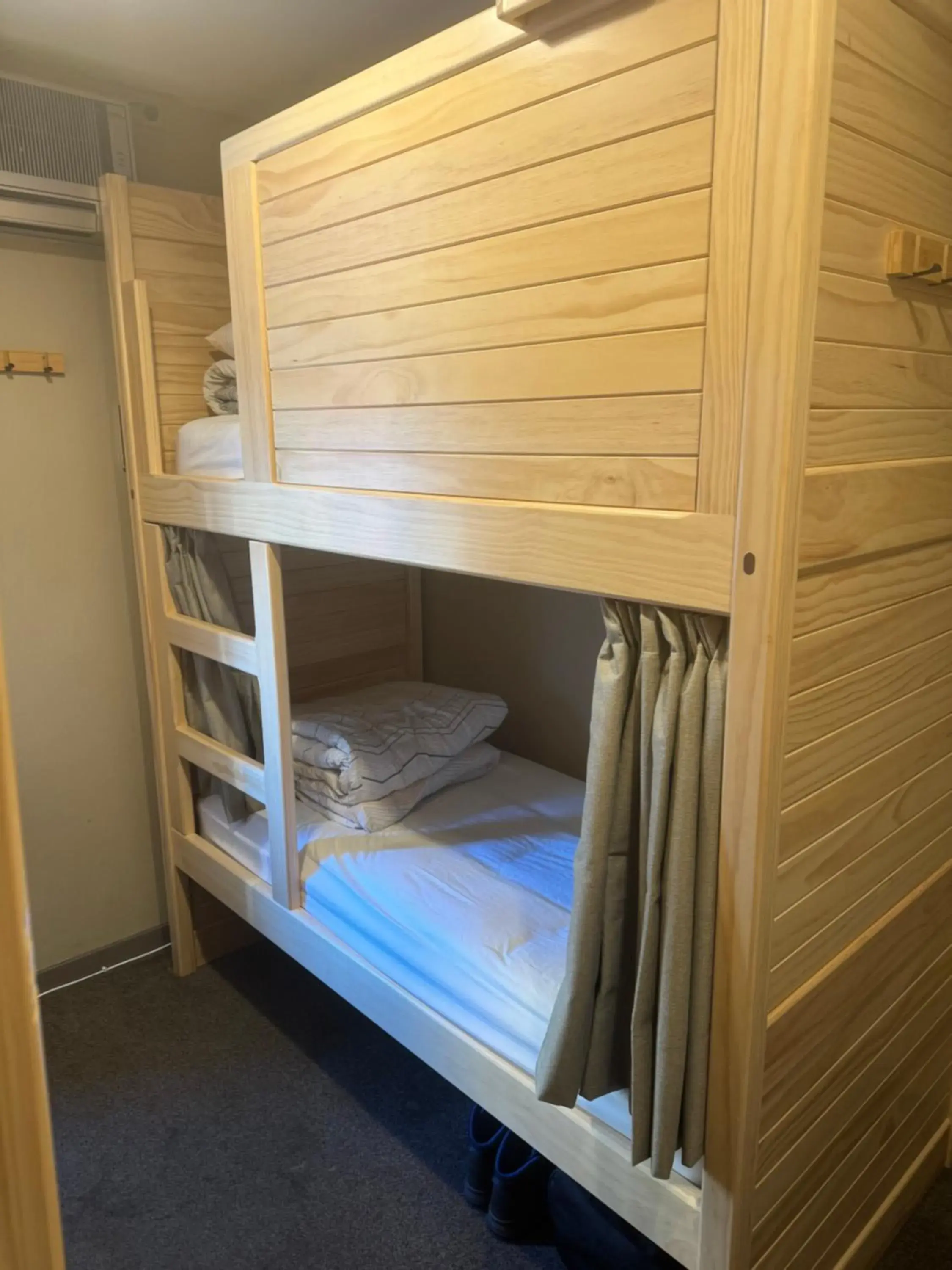 Bed in 8-Bed Mixed Dormitory Room in UpTown Backpackers Bed in 8-Bed Mixed Dormitory Room in UpTown Backpackers