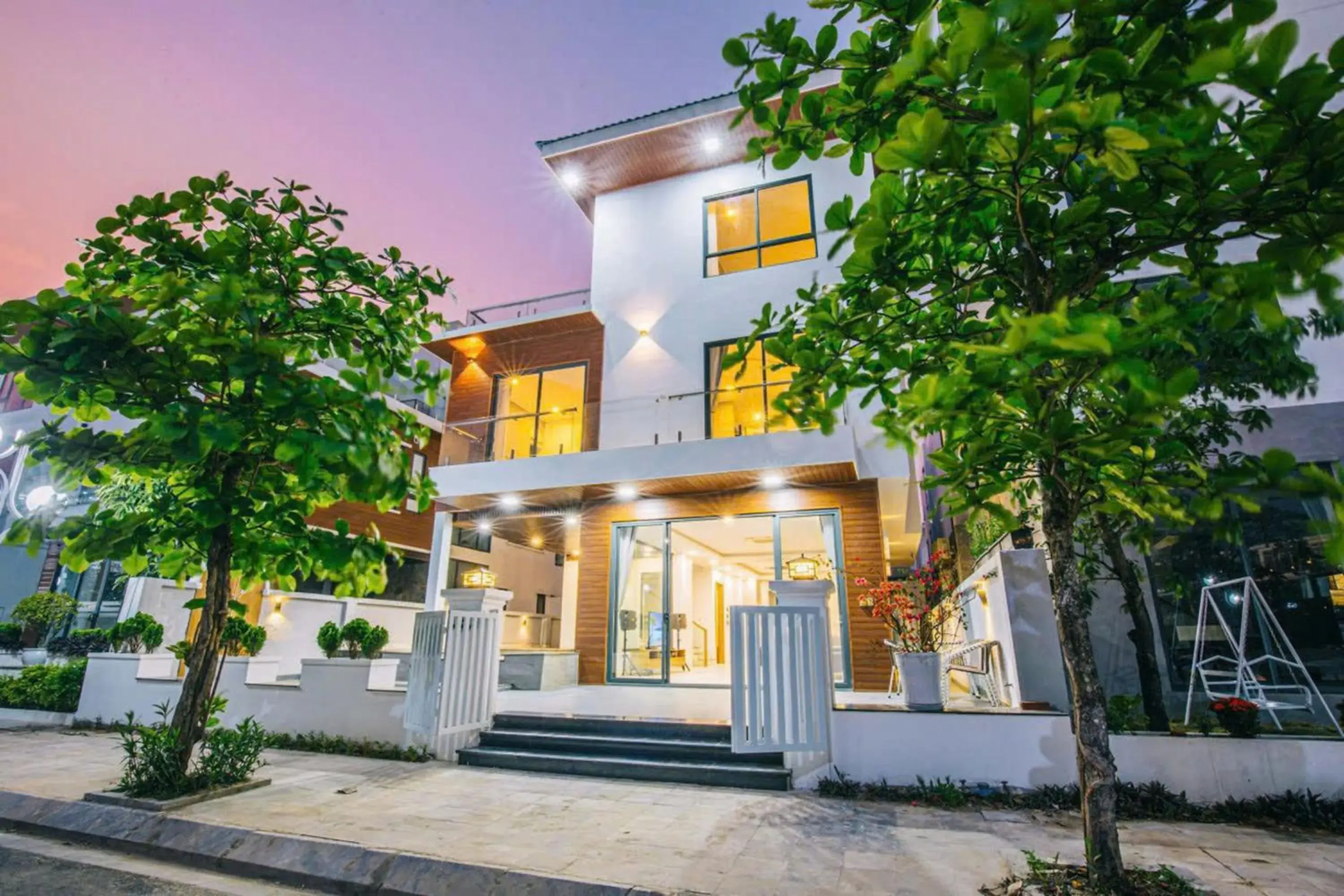 Queen Room with Pool View in Villa FLC Sầm Sơn Ngọc Trai - Ngay Gần Biển Queen Room with Pool View in Villa FLC Sầm Sơn Ngọc Trai - Ngay Gần Biển