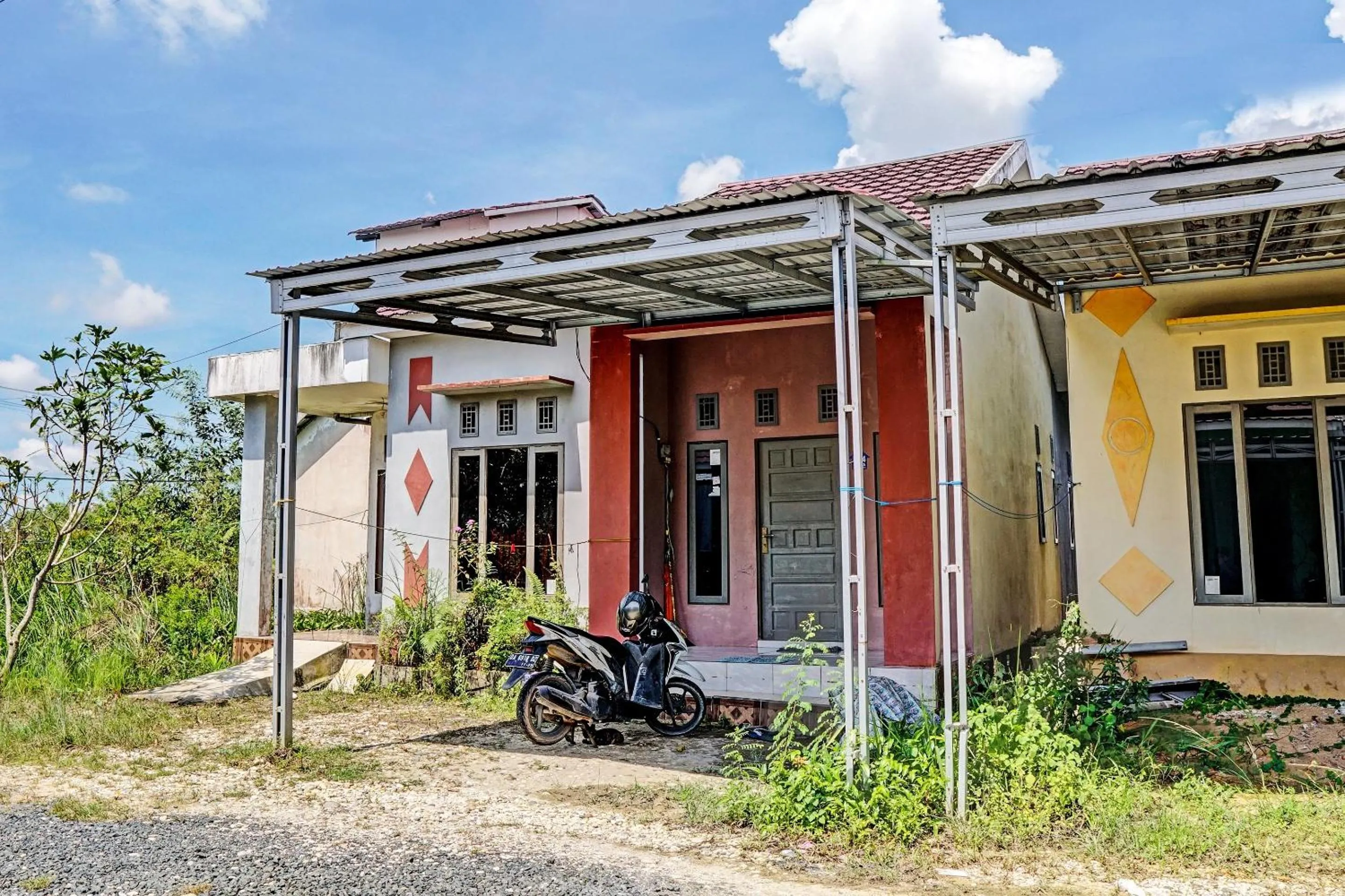 Facade/entrance in Hotel O Kost Axcel
