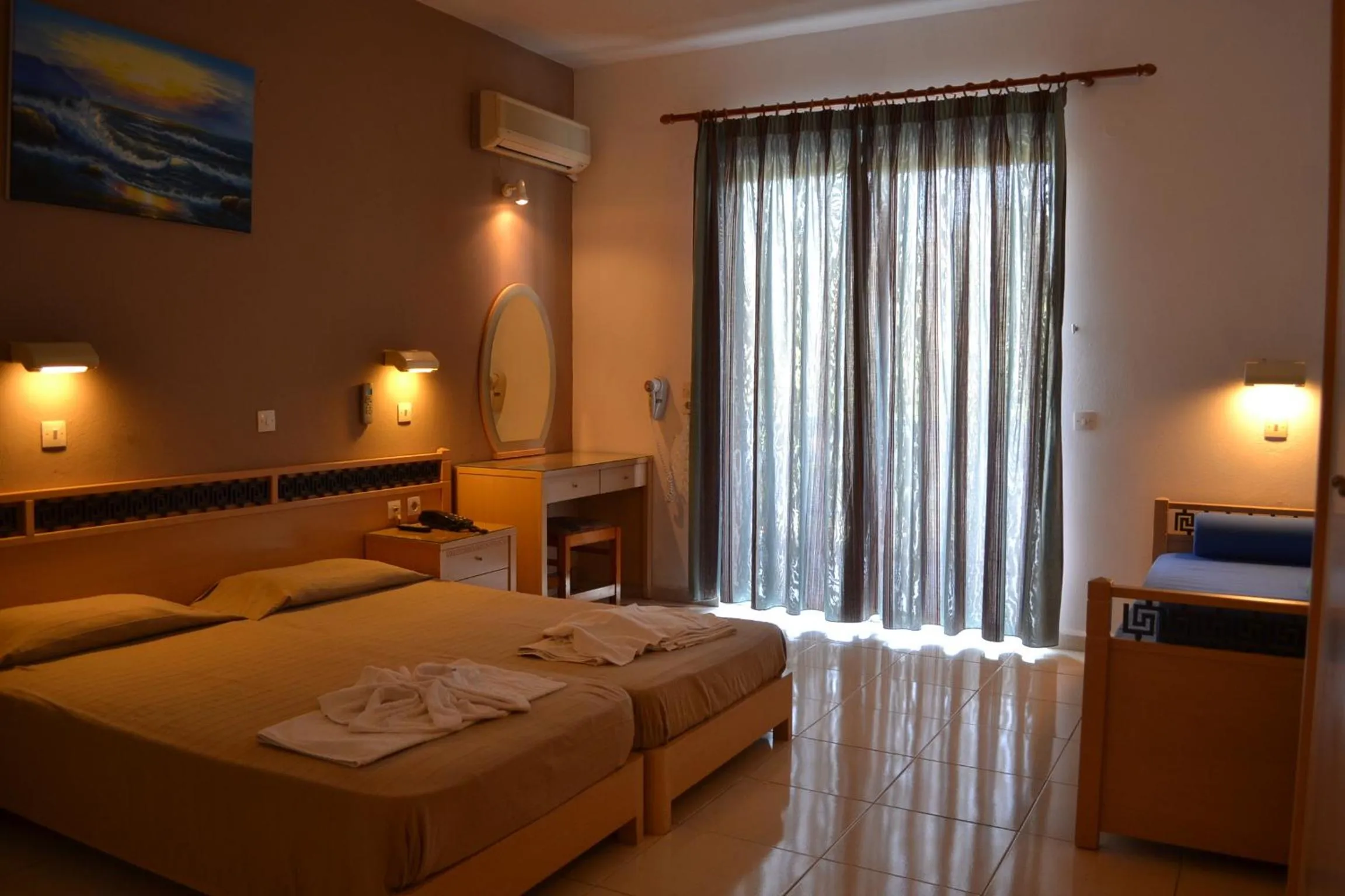 Photo of the whole room, Bed in White Palace Studios