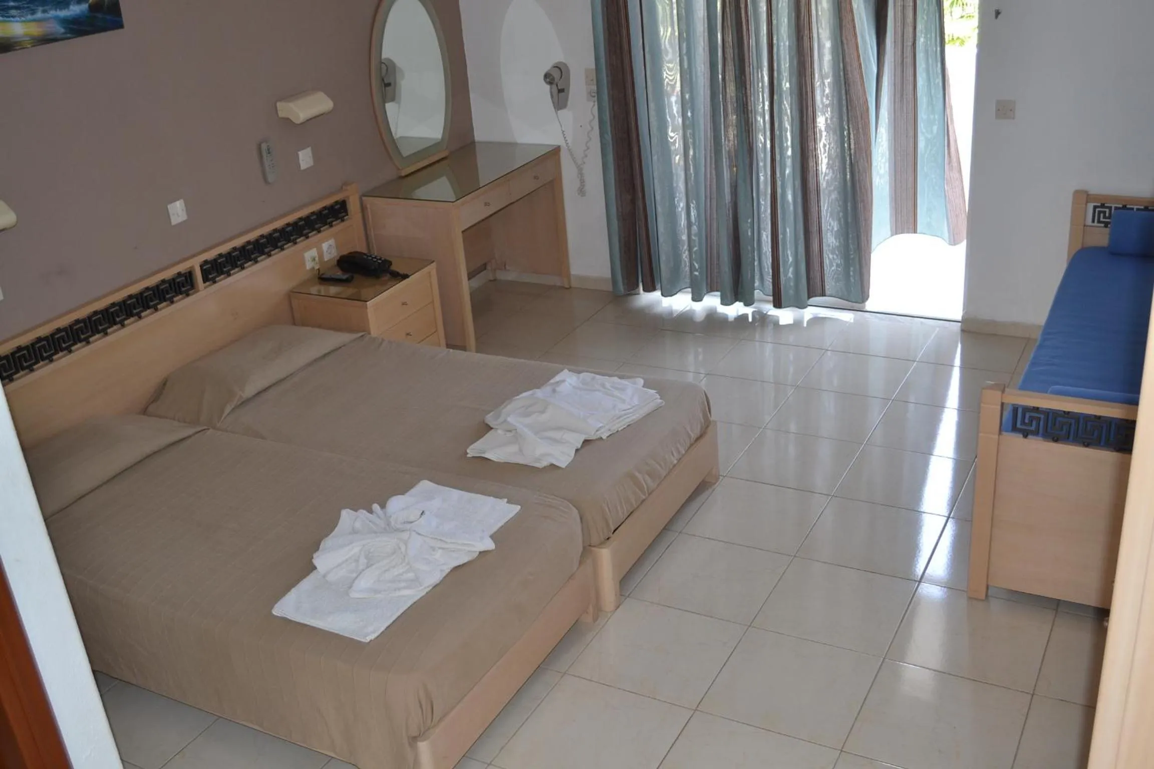 Photo of the whole room, Bed in White Palace Studios