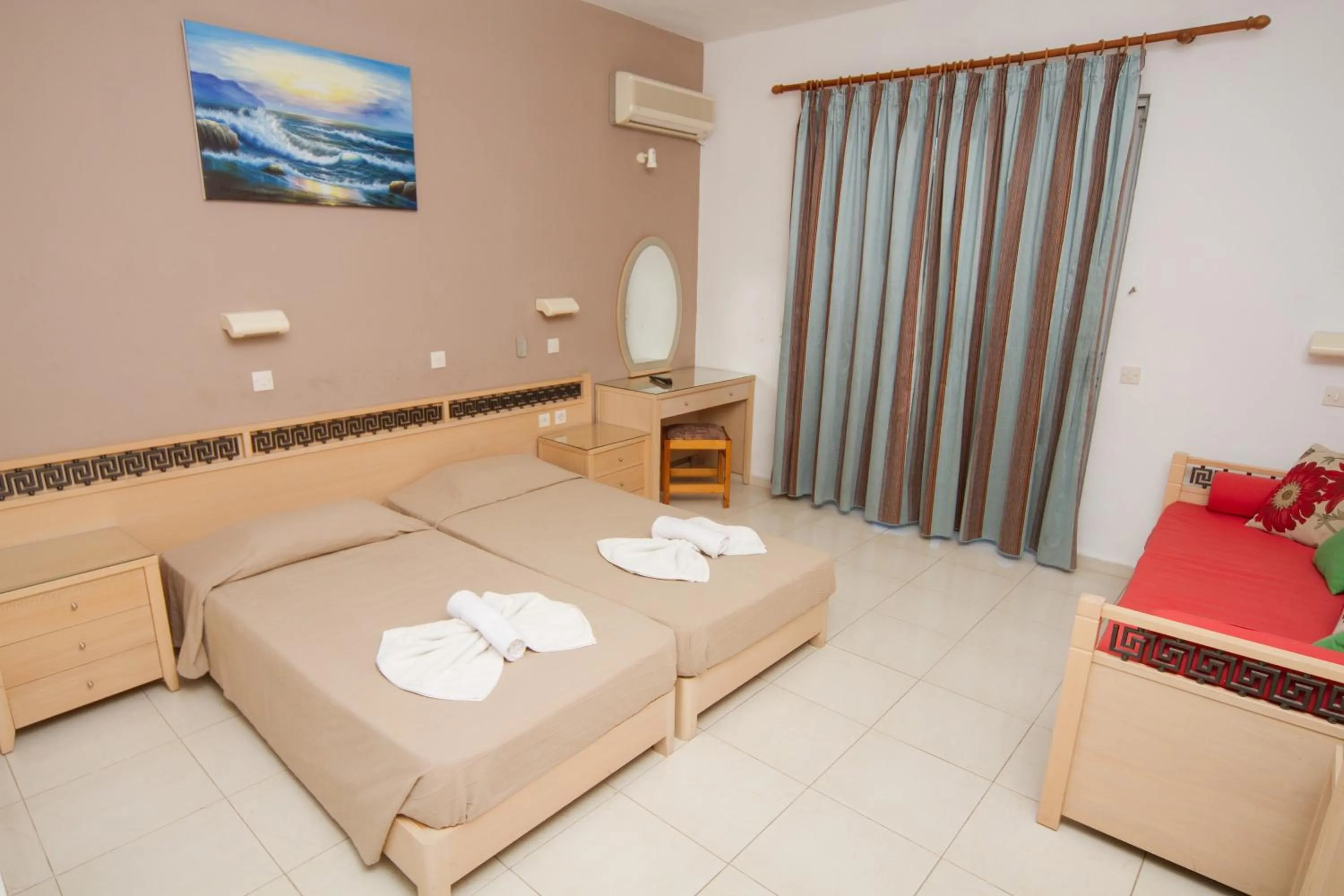 Photo of the whole room, Bed in White Palace Studios