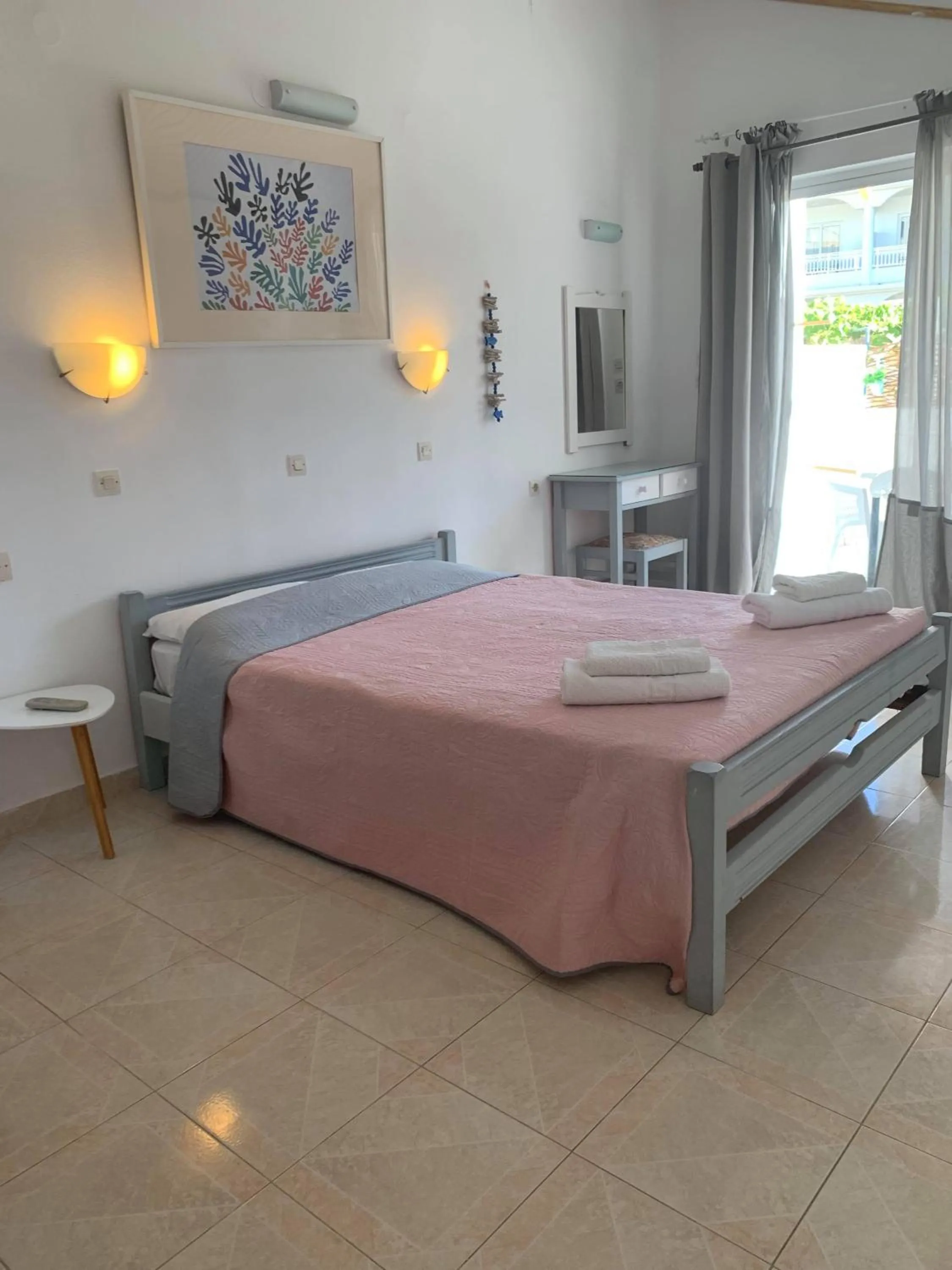 Photo of the whole room, Bed in White Palace Studios